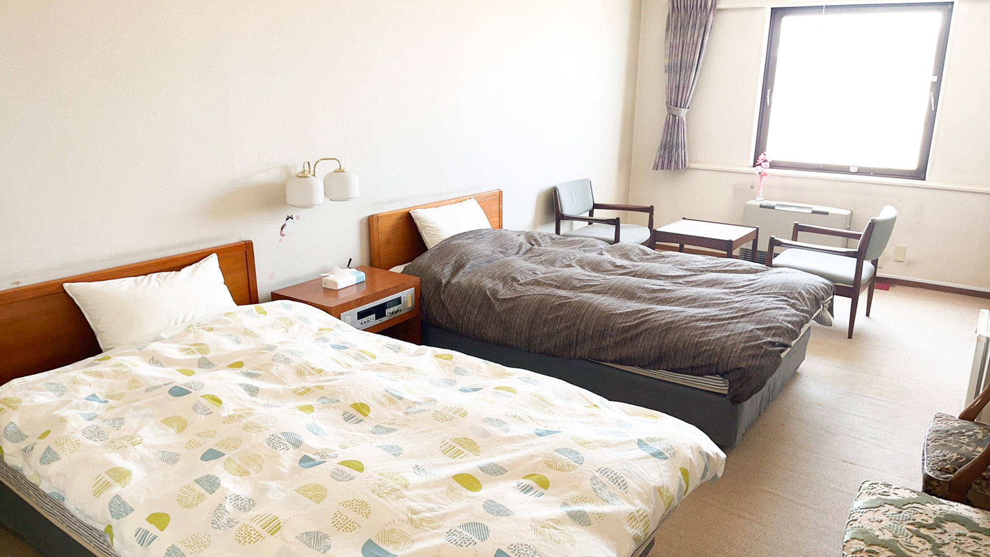 ・【トリプル】ベッド2台+追加寝具でご宿泊いただけます。グループでのご宿泊にいかがでしょうか