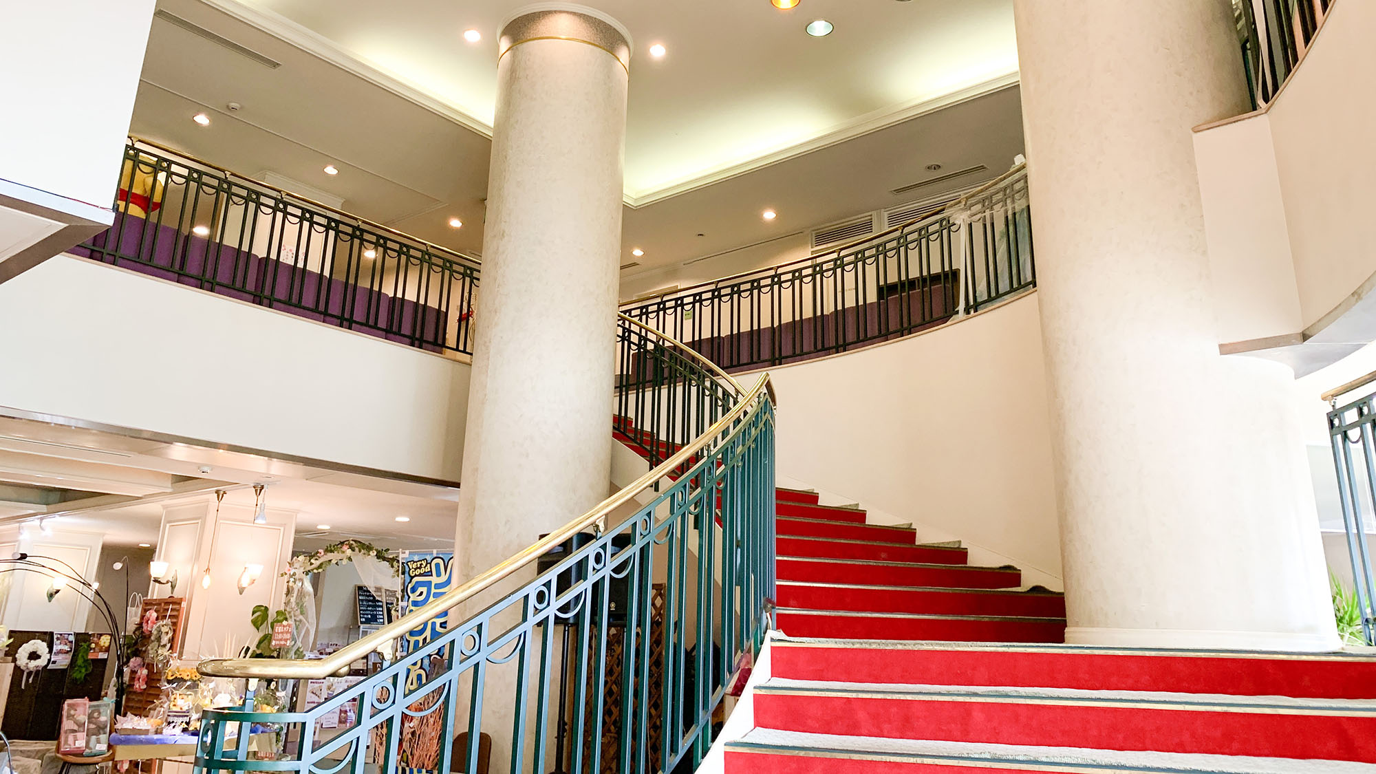 ・【館内】明るく広々とした館内♪客室は上階です