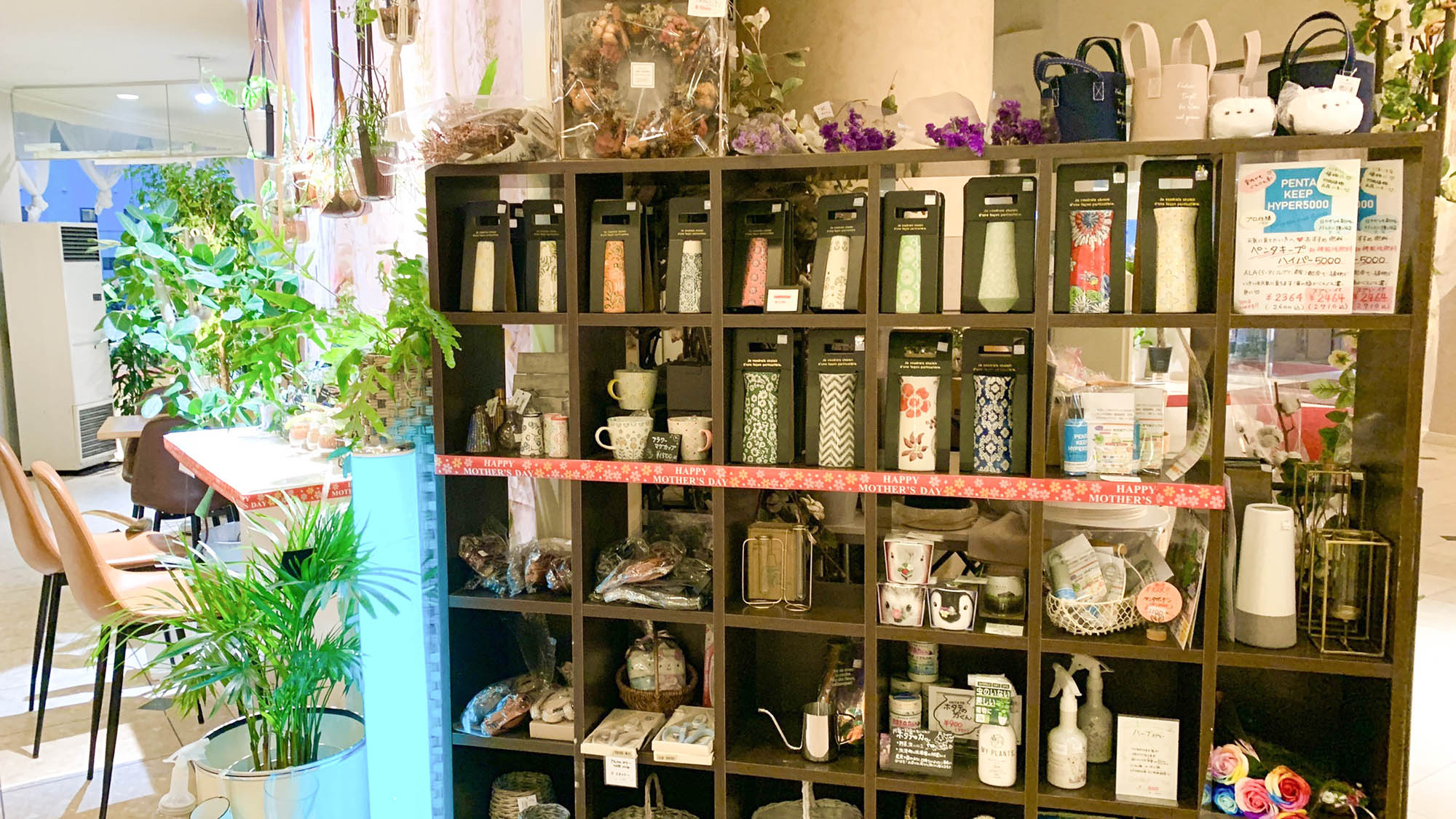 ・【フラワーショップ】カラフルな色合いの花瓶も取り揃えております