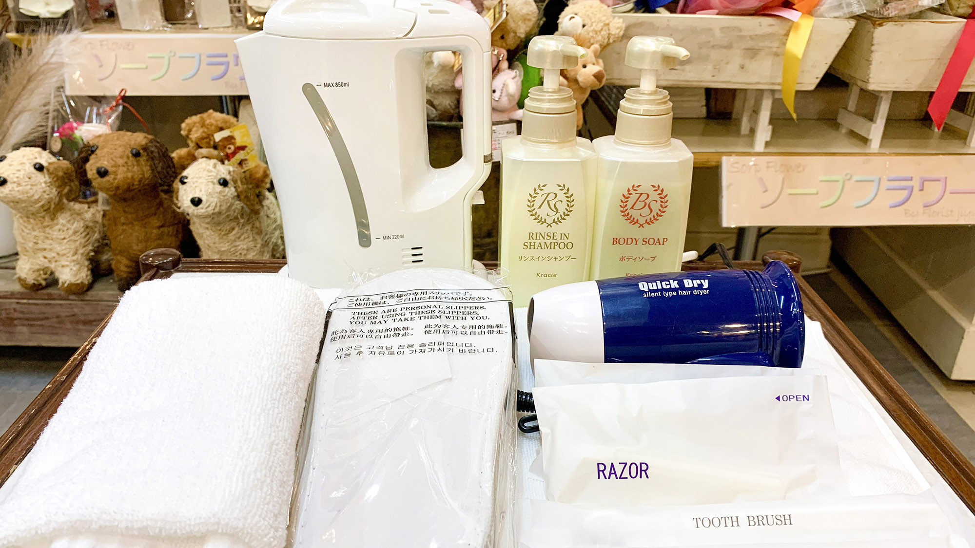 ・【アメニティ】バスタオル・スリッパ・湯沸かし器・ドライヤーなどアメニティも充実♪