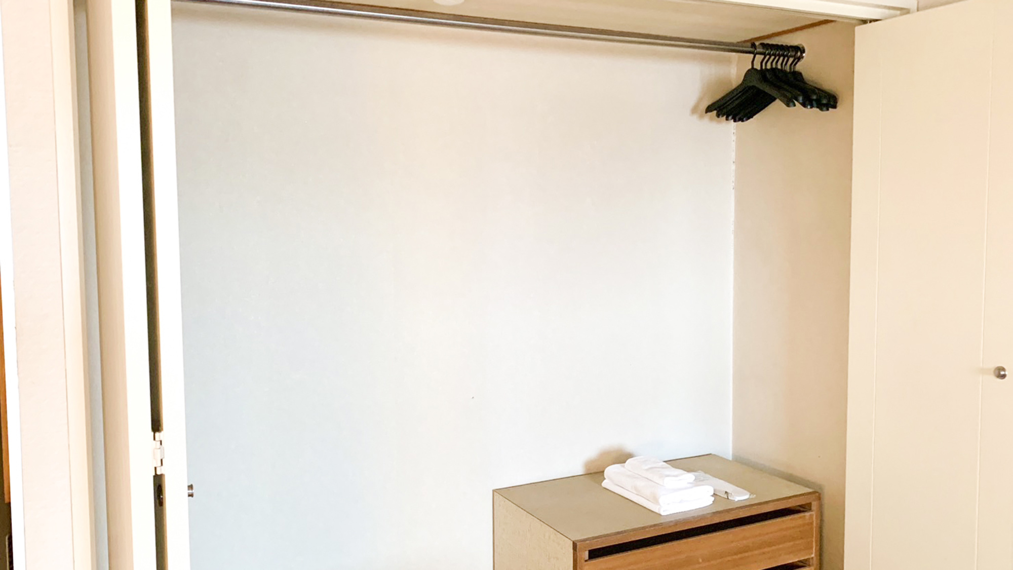 ・【クローゼット】大きいクローゼットがございます。お荷物やお洋服をたっぷり収納できますよ