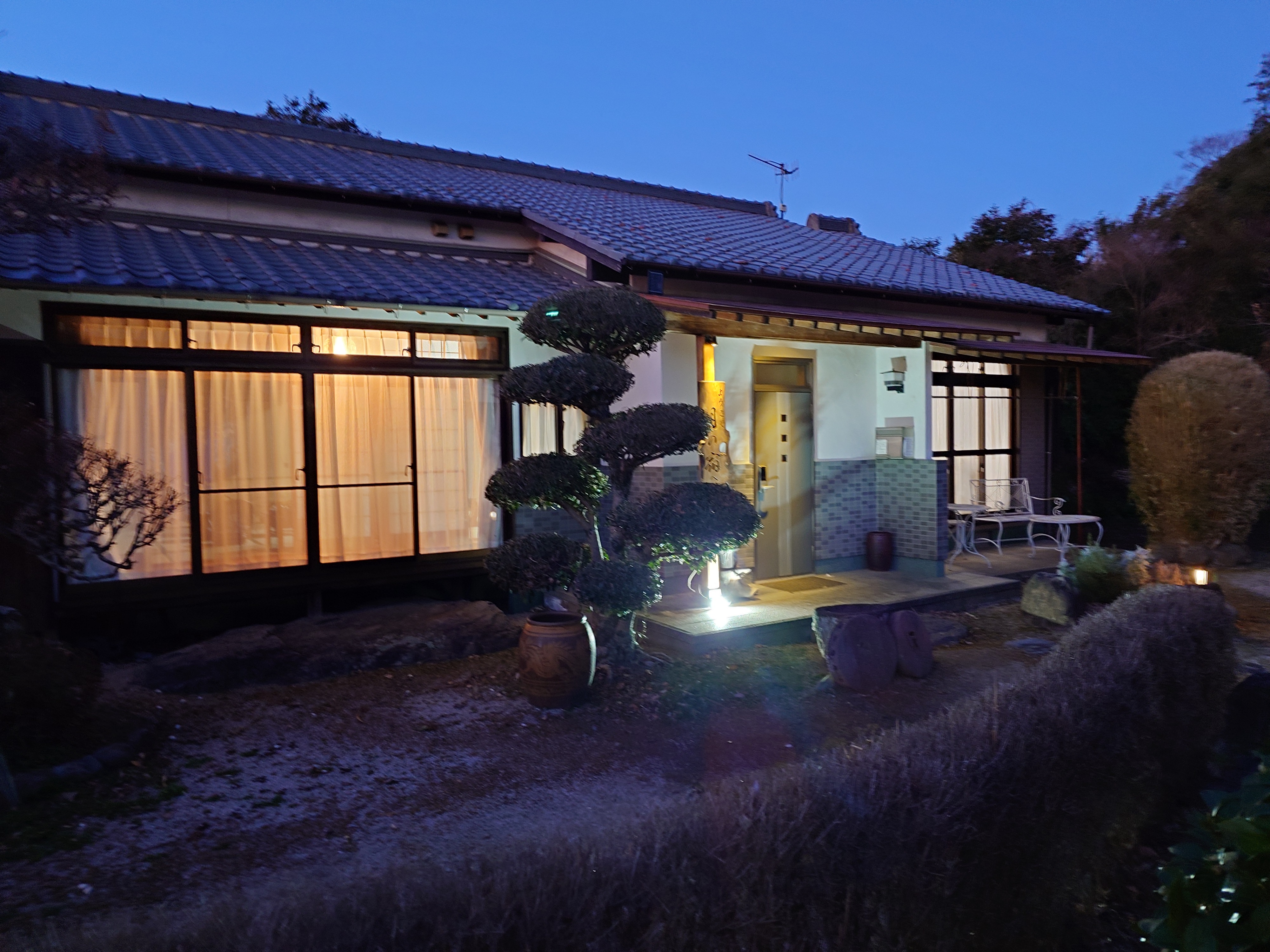 建物正面(夜間)2