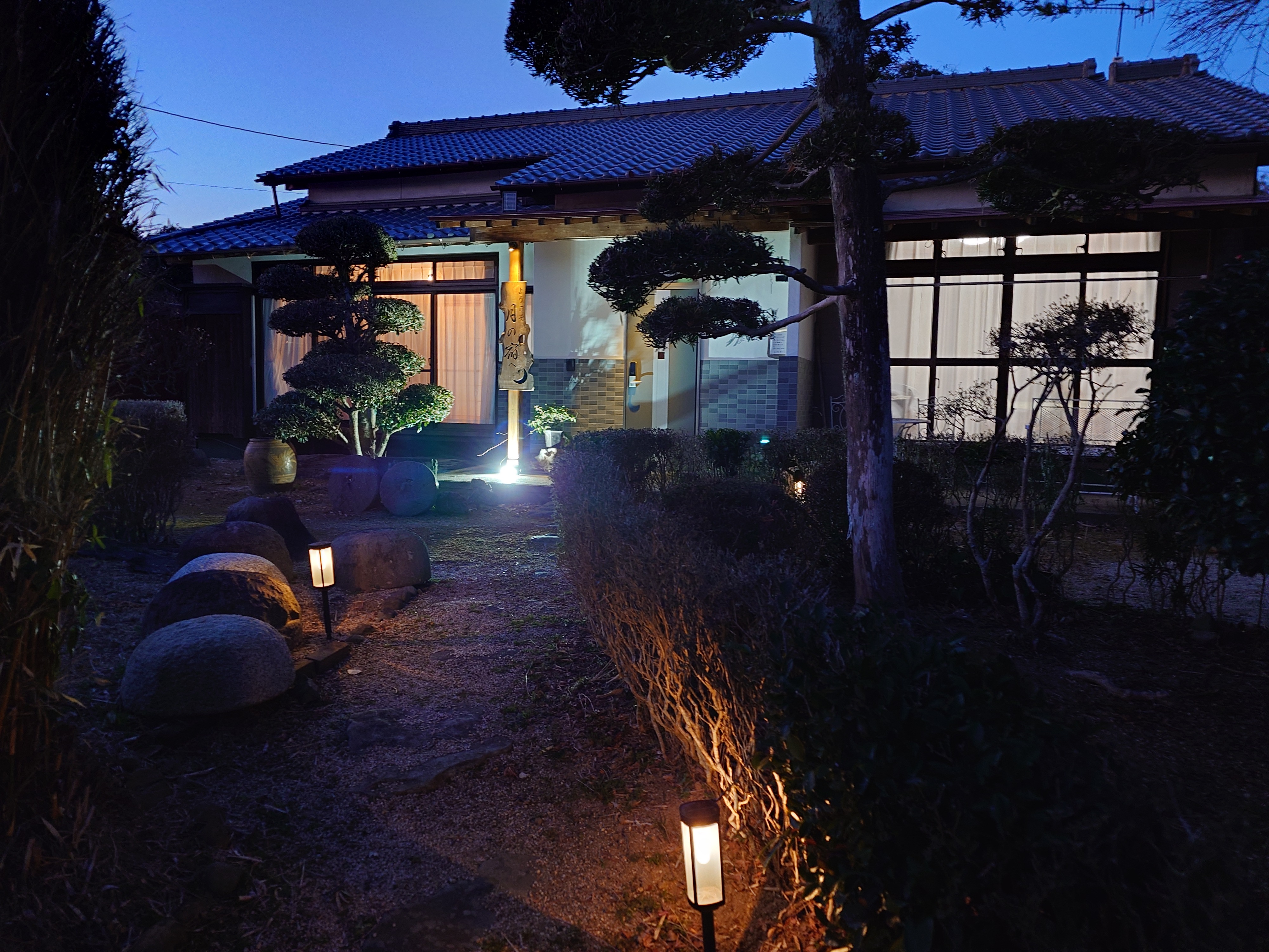 建物正面(夜間)