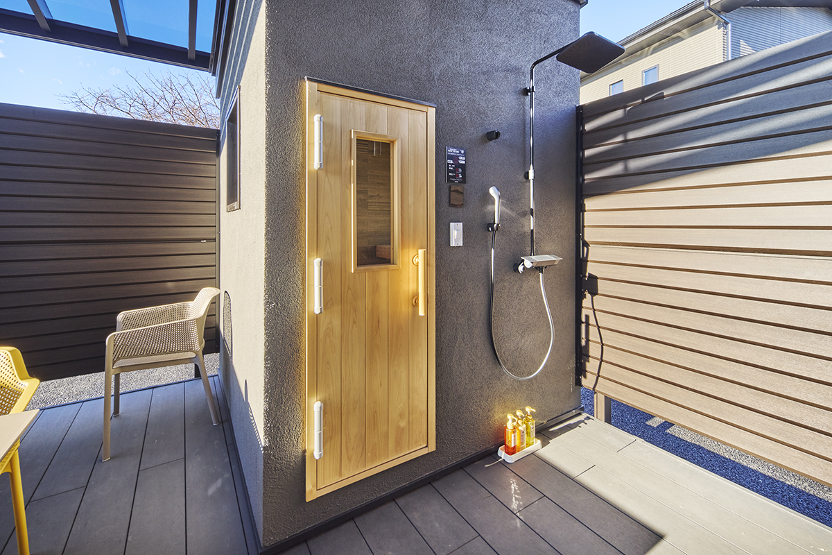 サウナ（外観）とシャワー