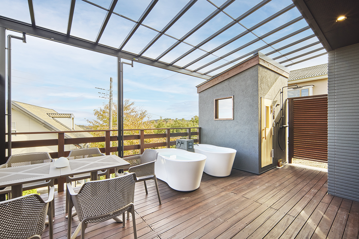 サウナ小屋と外風呂