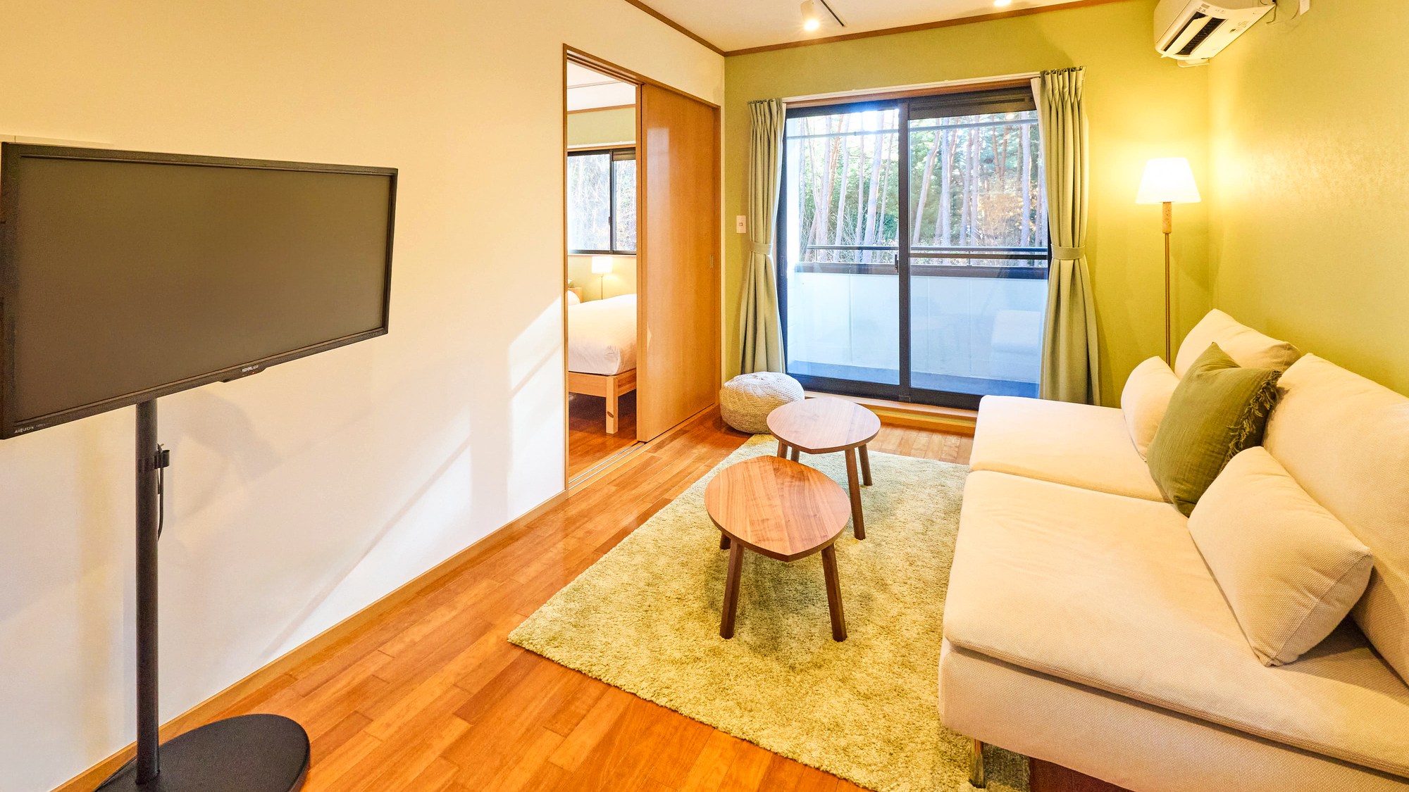 ・【リビング】冷暖房完備。快適ソファと大型TVで、ご自宅のようにお寛ぎいただけます