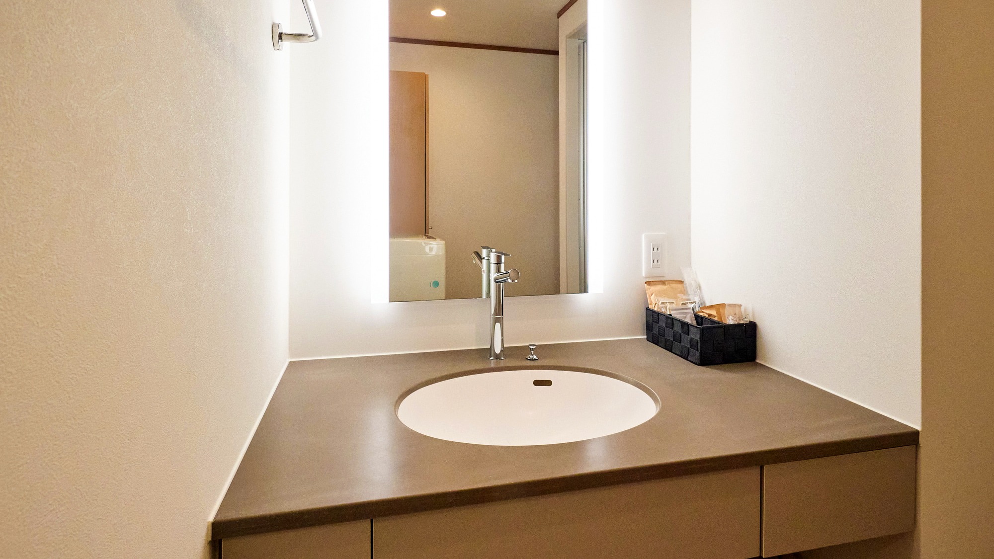 ・【洗面所】バックライト付きミラーで、忙しい朝の準備もはかどります。アメニティもございます。