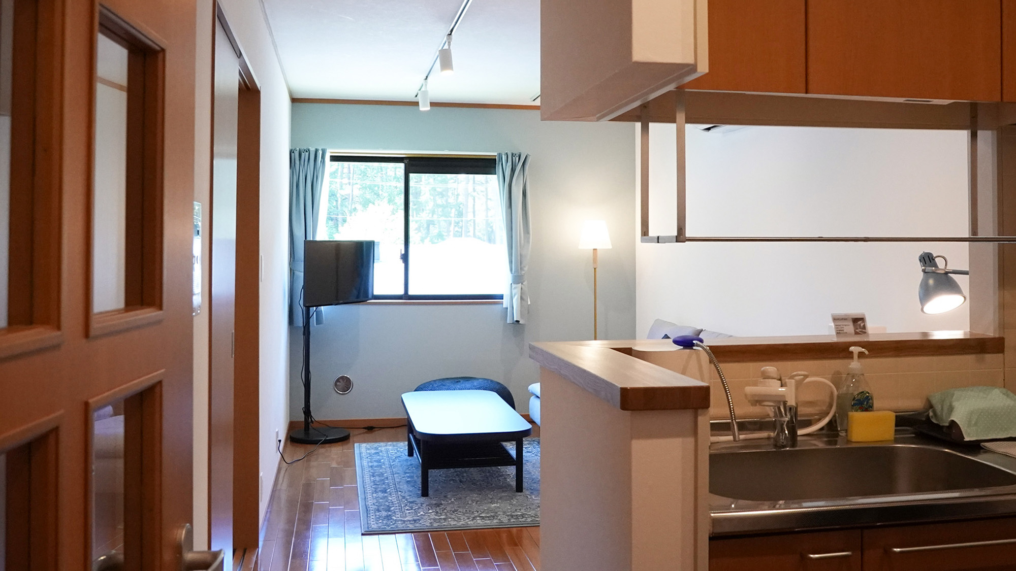 【キッチン】お部屋にはキッチン設備のほか、冷蔵庫やレンジもございますので快適にお過ごしいただけます