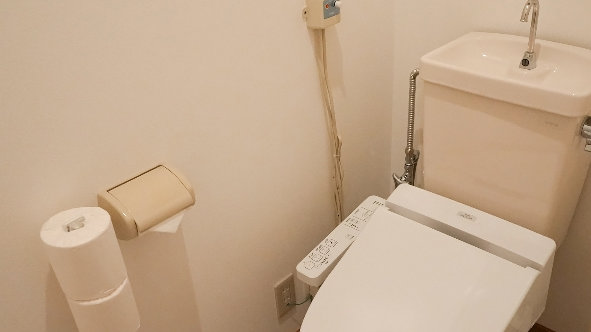 【トイレ】温水洗浄機能付きでお風呂と別になっておりますので、快適にご利用いただけます