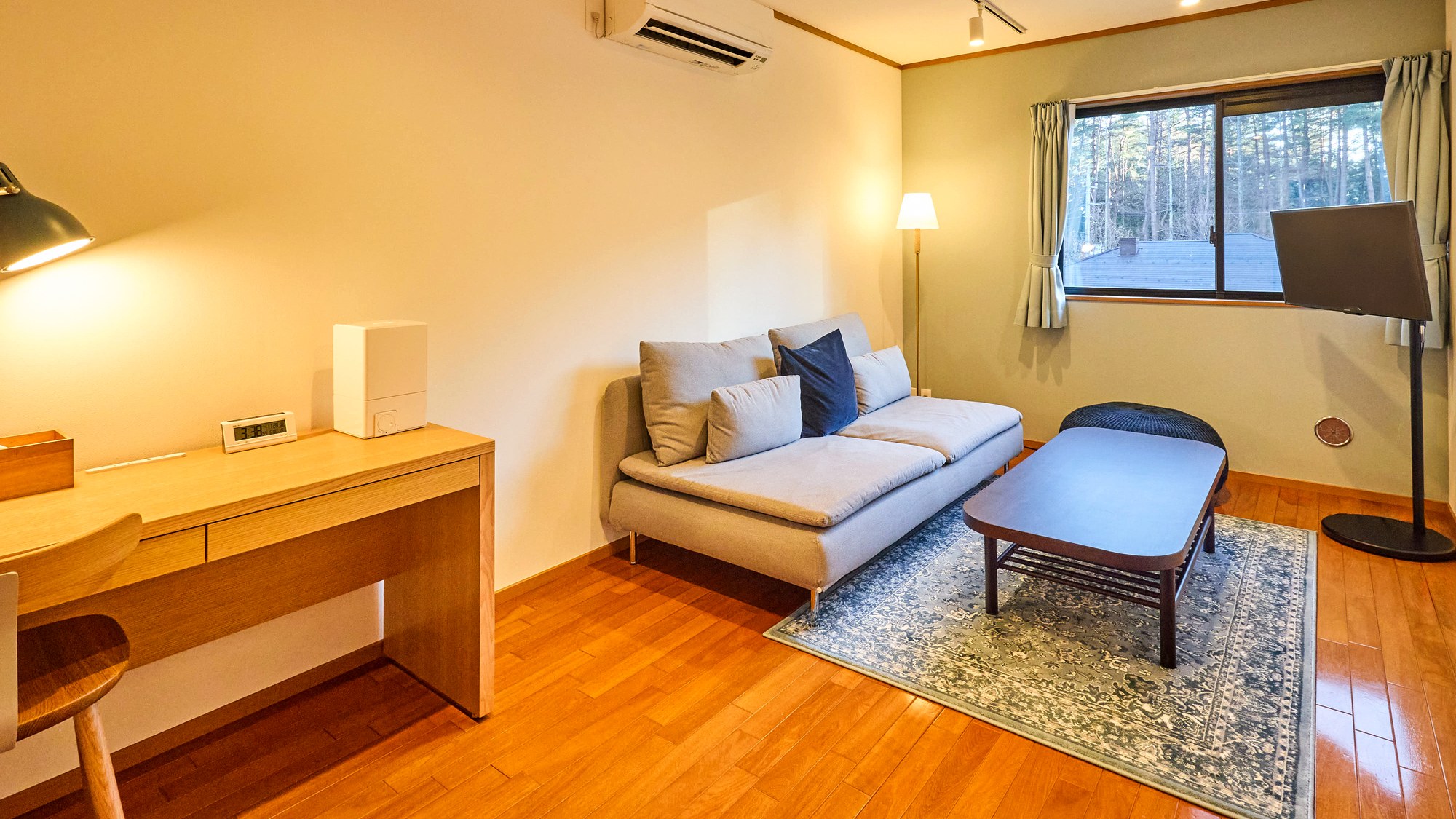 ・【リビング】無線Wi-Fi、机がございますので、ワケーションにもご利用いただけます