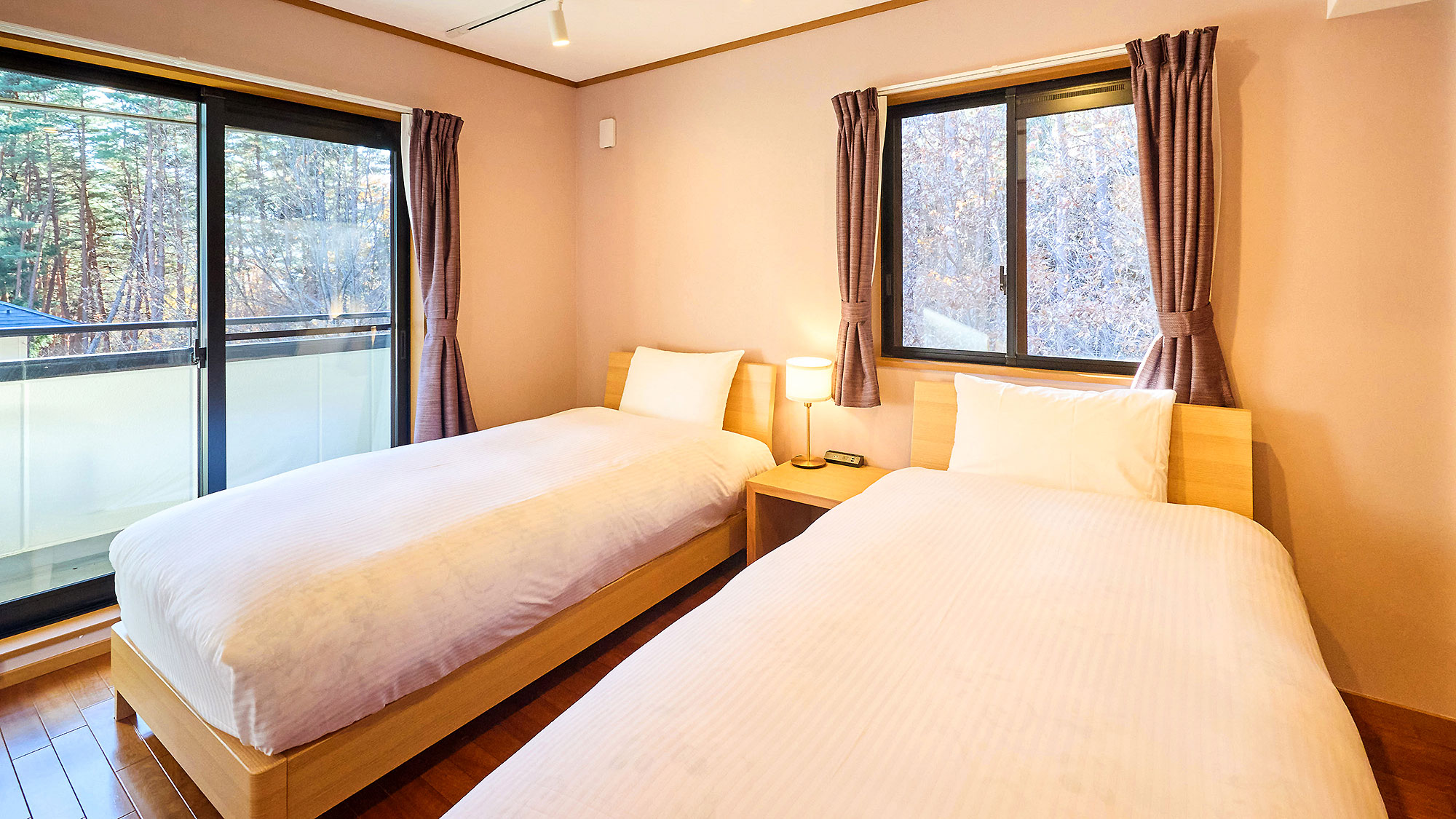 ・【ベッドルーム】シングルベッドを2台を設置したお部屋。窓からは豊かな自然を楽しめます