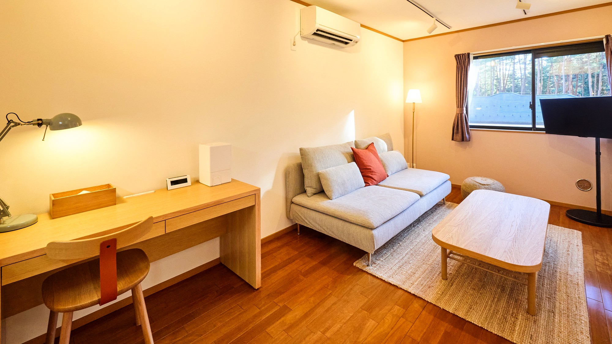 ・【リビング】調べものをしたり、読書をしたり、テレビを見たりと、自由にお過ごしいただけます