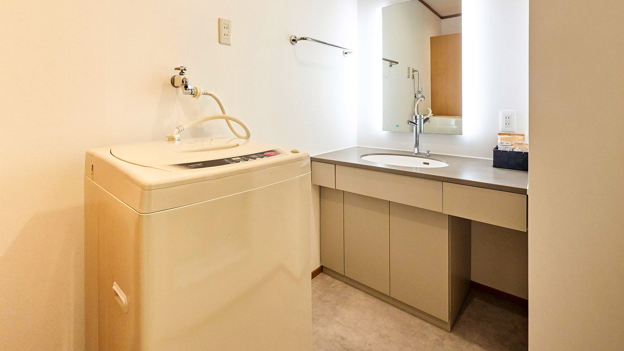 ・【洗濯機】洗面所に全自動型洗濯機を設置。洗濯洗剤、簡易的な洗濯用備品もございます
