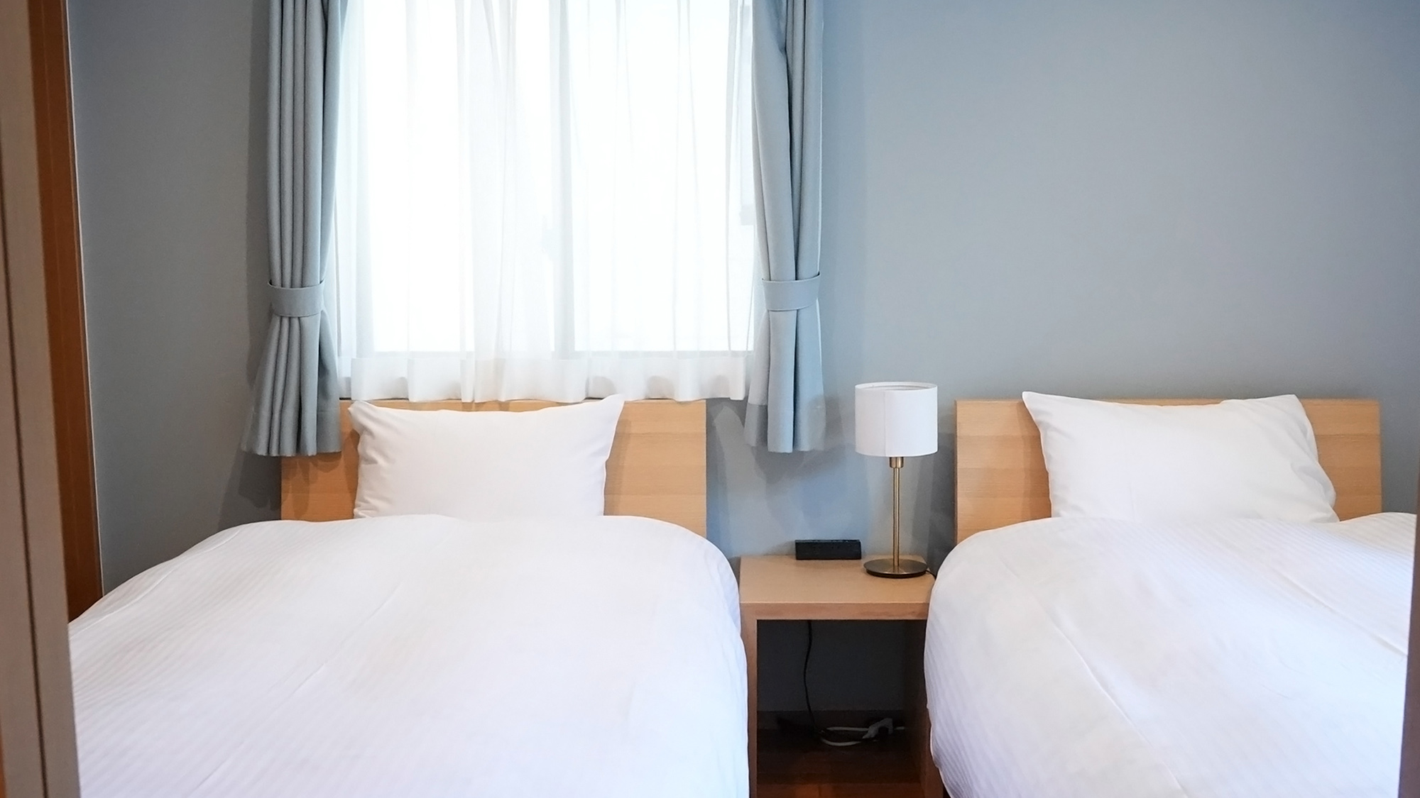 【ベッドルーム】シンプルで落ち着いた雰囲気のお部屋で、心身ともにリラックスしてお過ごしください