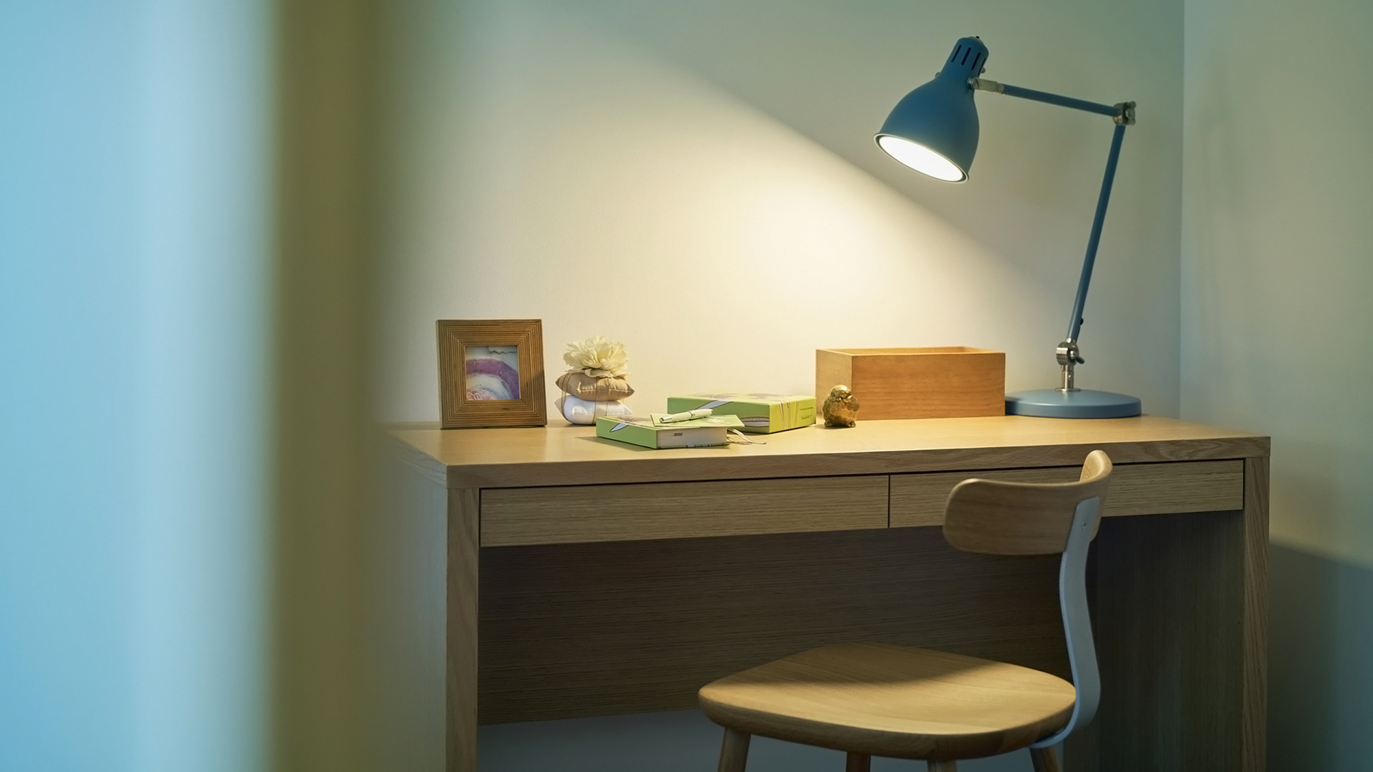 【デスク】ちょっとした作業に最適なデスクもございます。読書など心を整える時間にもご利用ください