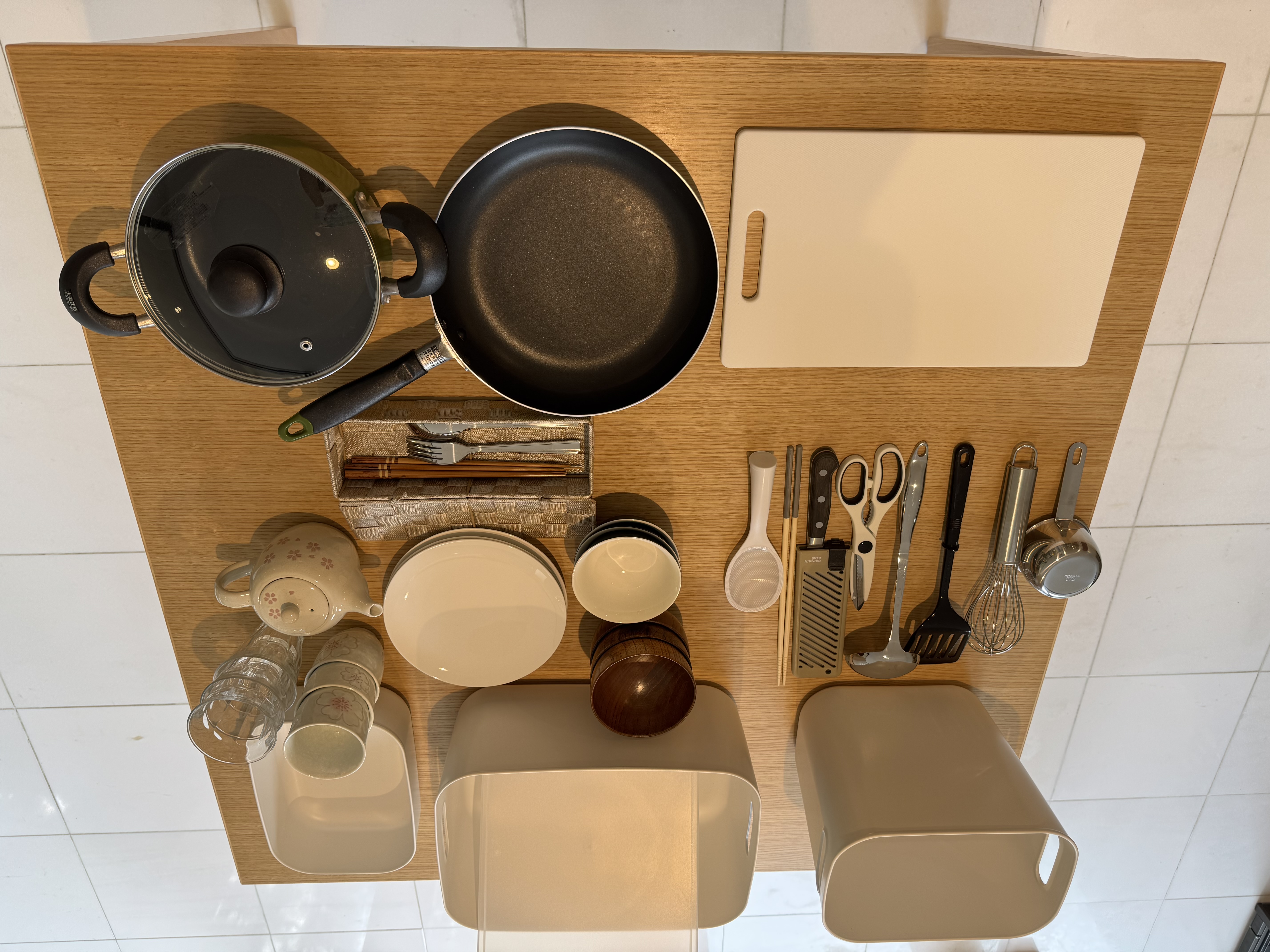 食器付きプラン用の調理器具と食器、ケース