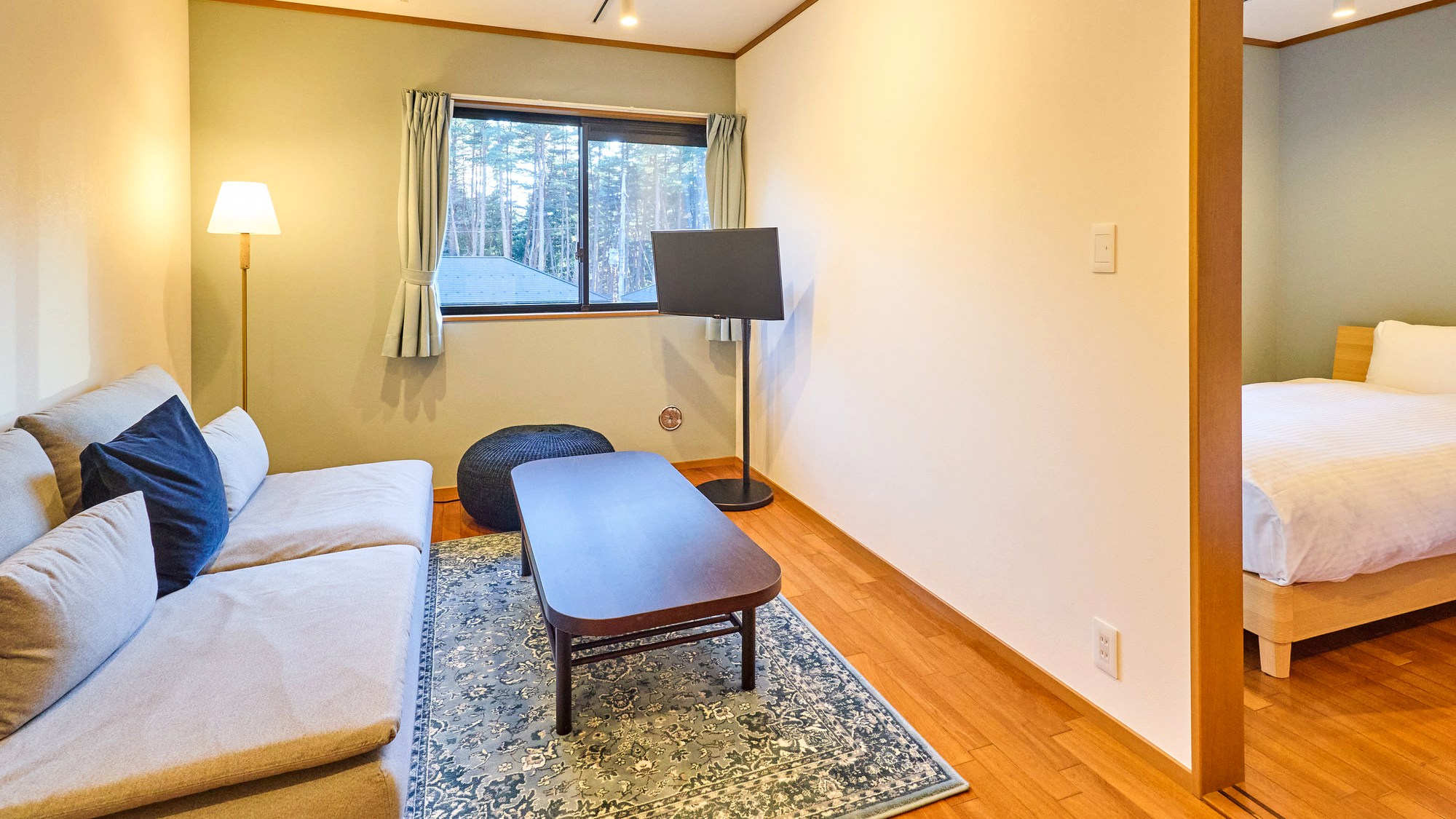 ・【リビング】ソファに腰かけたり寝そべったりと、ご自宅のようにお寛ぎください