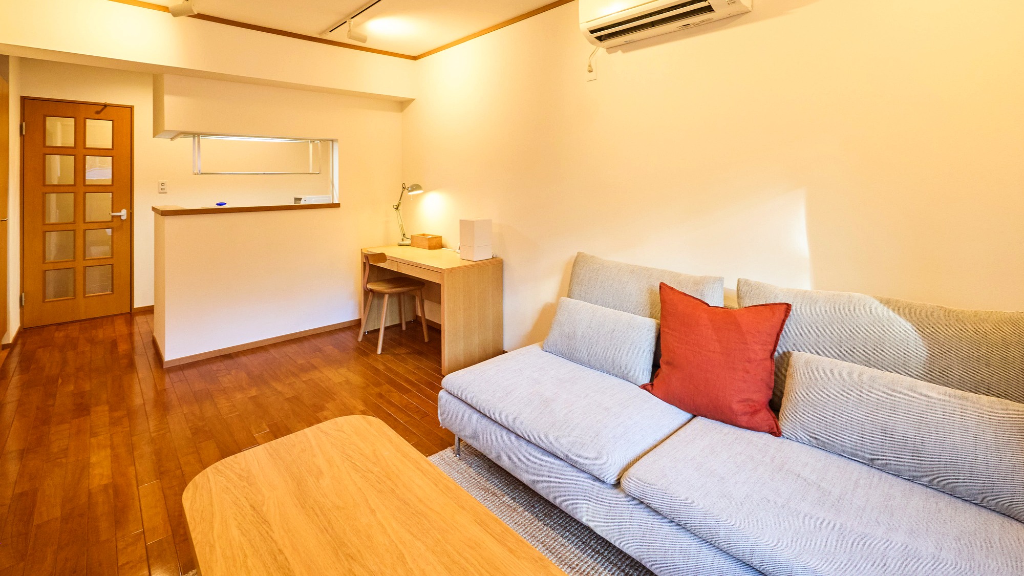 ・【リビング】エアコンを完備しておりますので、快適にお過ごしいただけます