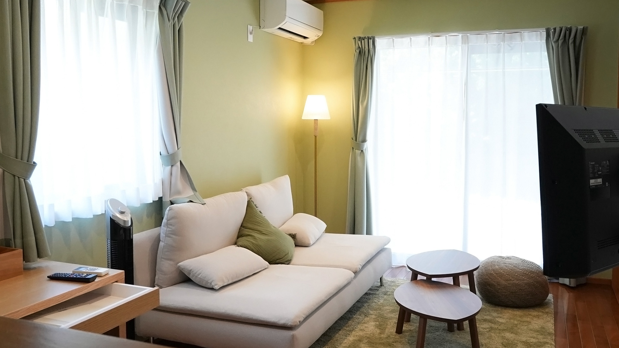 【リビング】ソファに腰かけて寛ぎながら、自然溢れる環境で過ごす心地よいひと時をご堪能ください