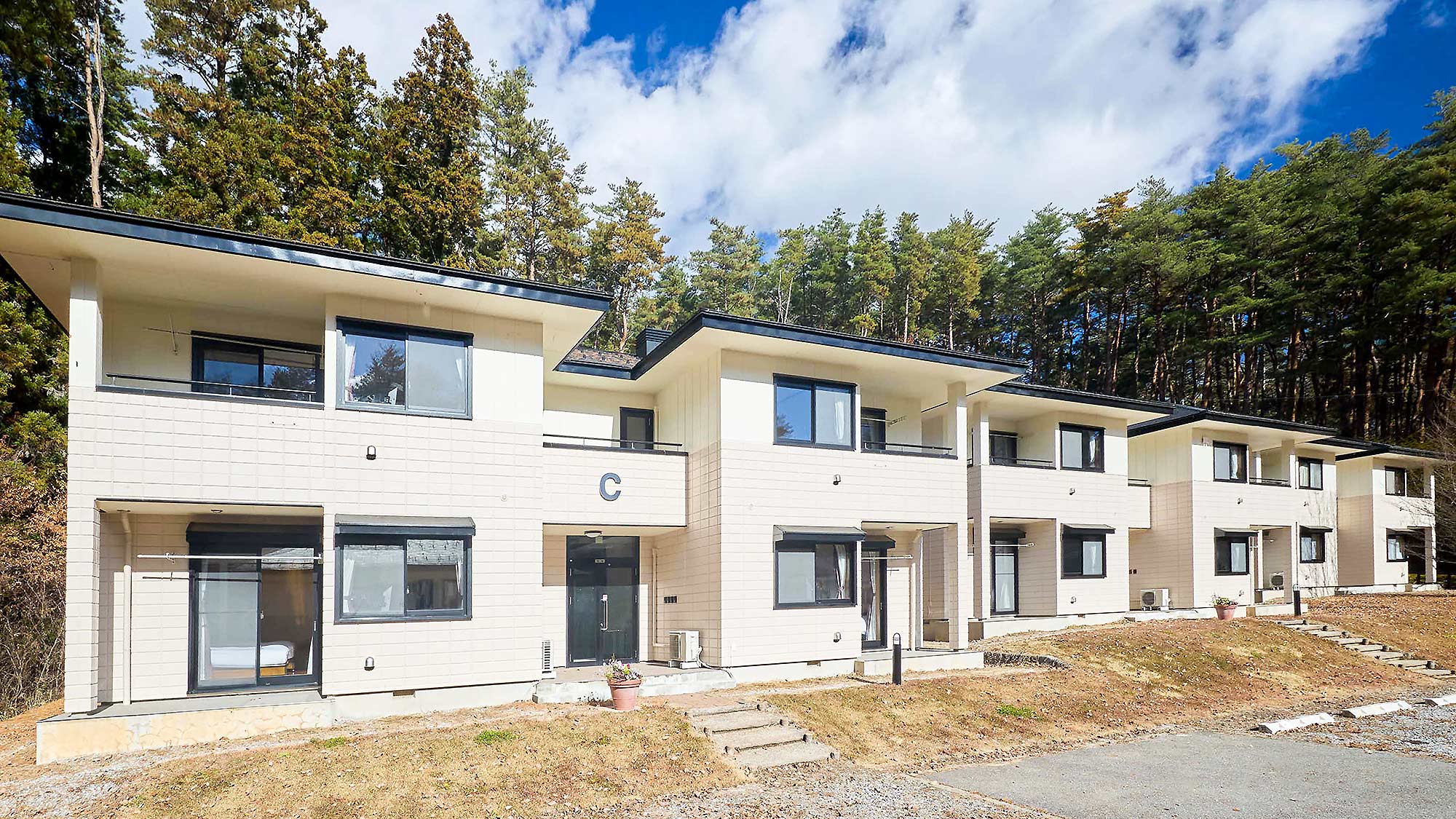 ・【外観】週末旅行から長期滞在まで。必要設備を取り揃えてお待ちしております