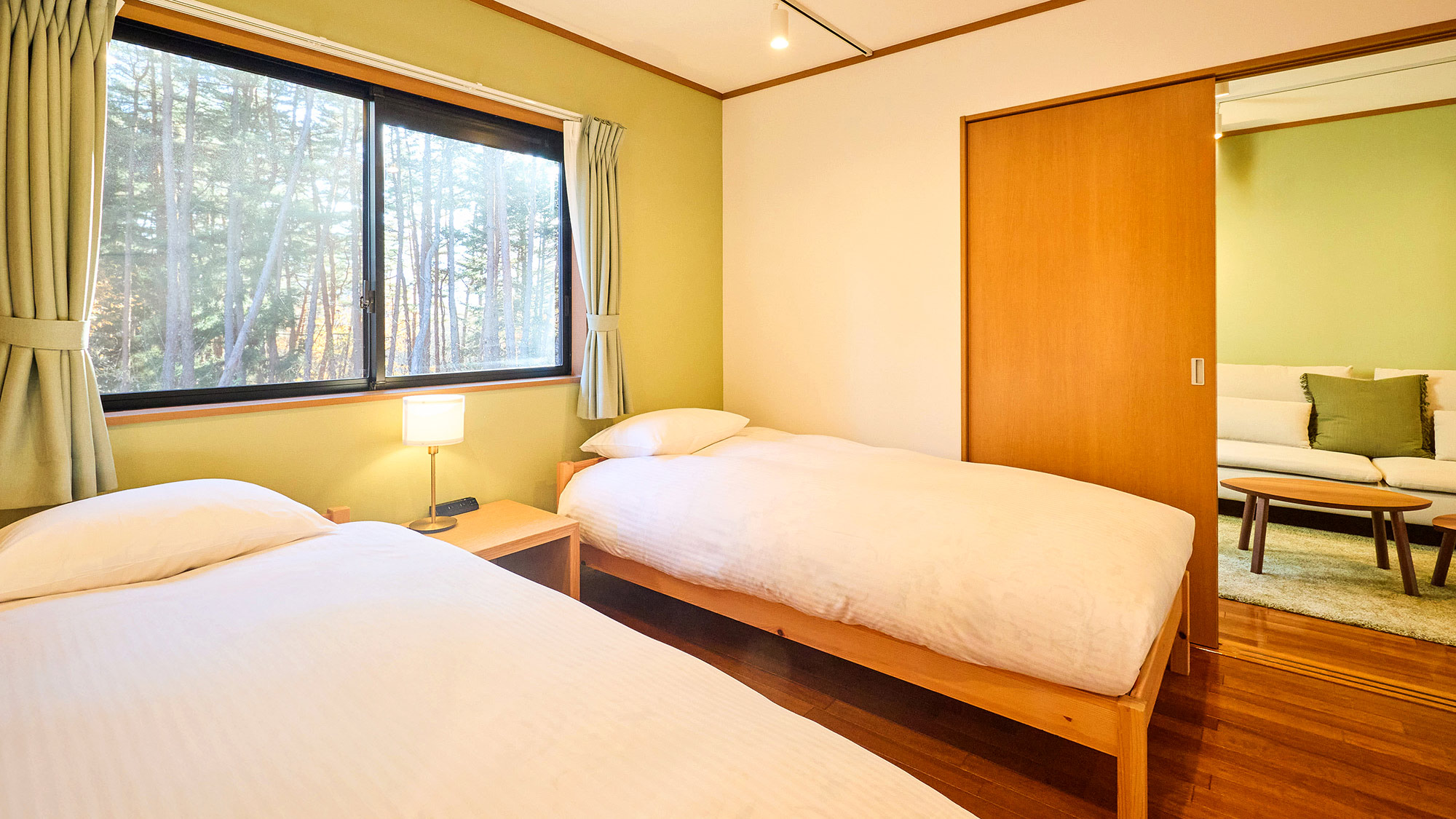 ・【ベッドルーム】シングルベッド2台を設置。爽やかな朝日とともにお目覚めいただけます