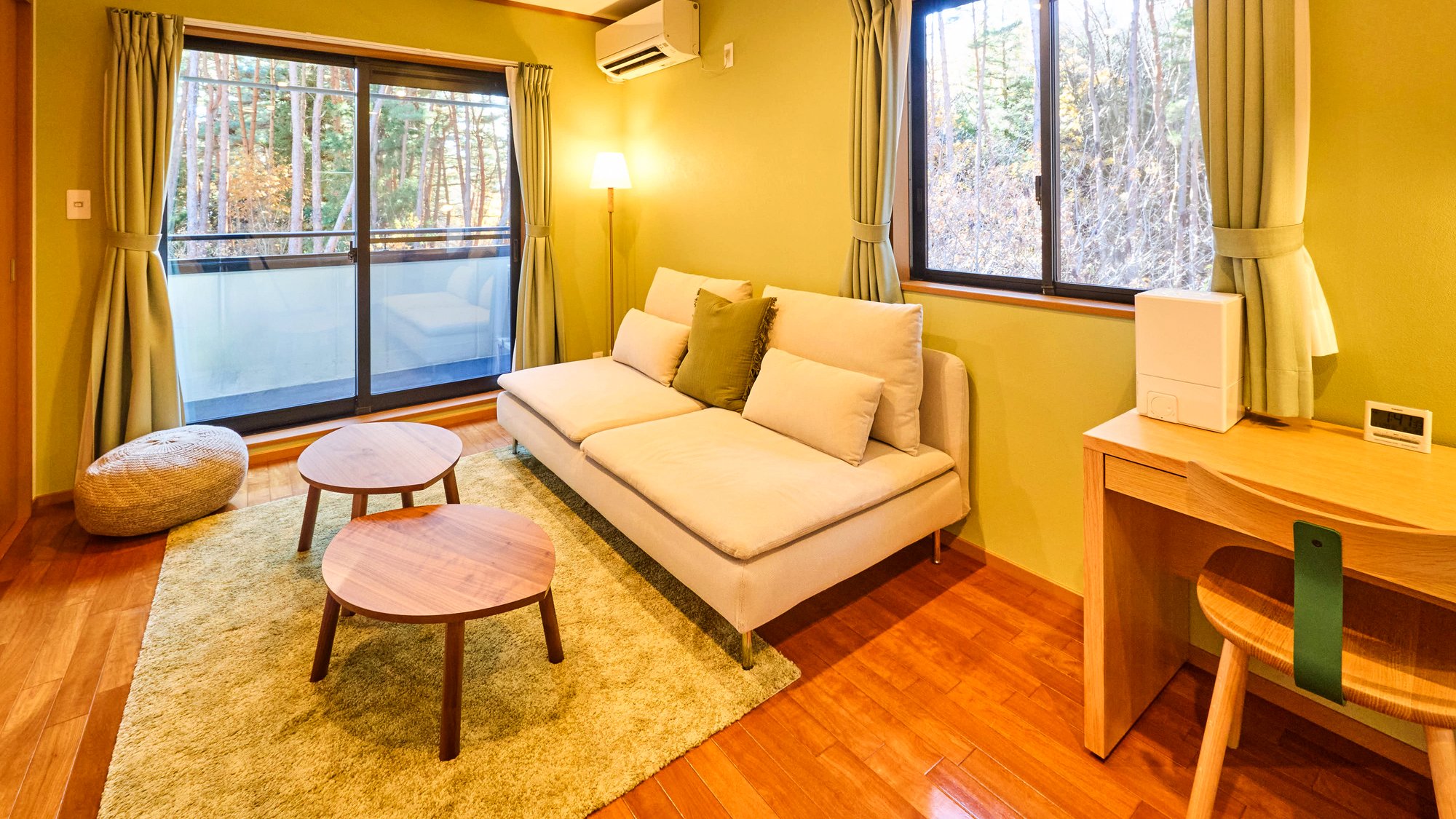 ・【リビング】窓から爽やかな空気を感じるお部屋で、暮らすようにお過ごしください