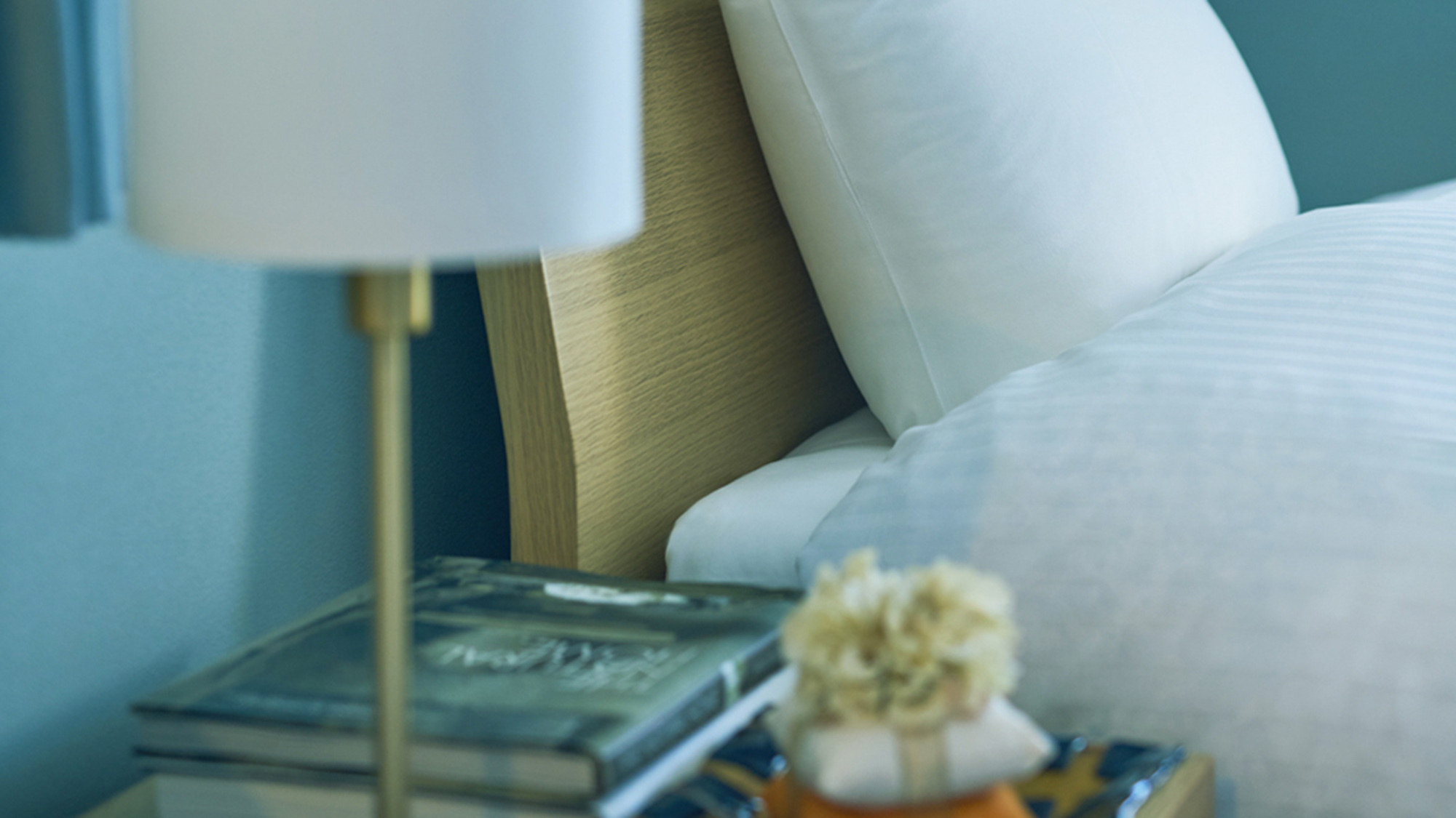 【ベッドルーム】自然に囲まれた環境ですので、眠りにつく時まで喧騒を忘れてお過ごしいただけます