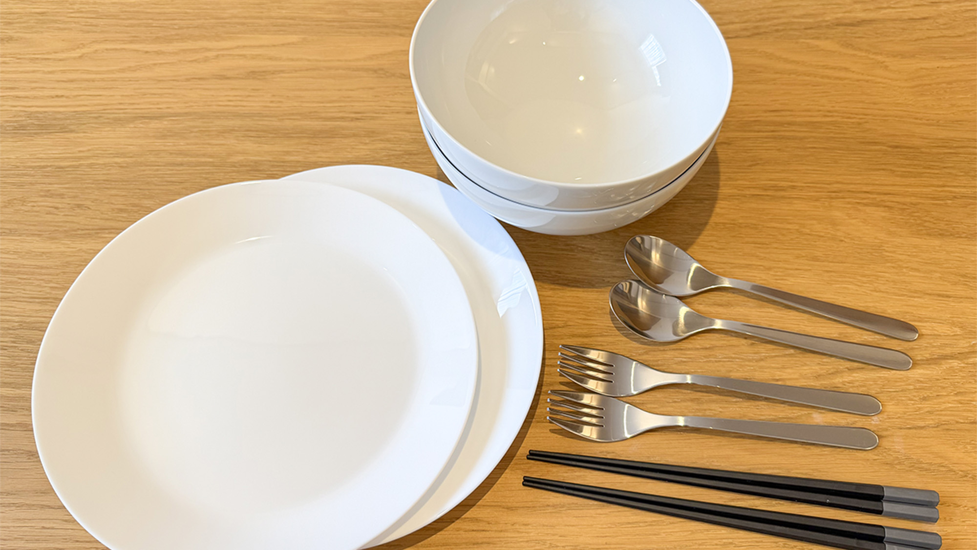 ・【調理器具付きプランの食器】各種プレート、ボウル、カトラリーを取りそろえております