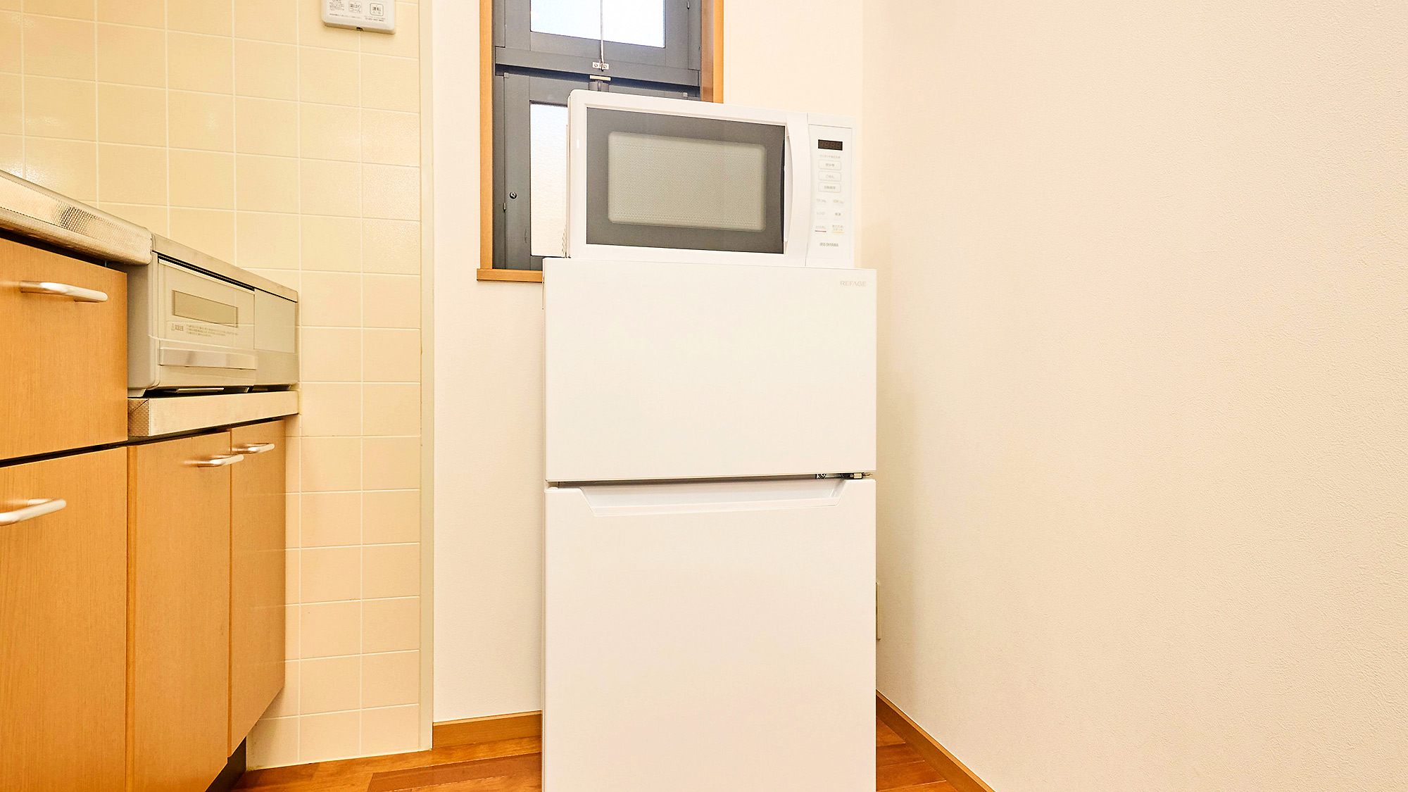 ・【キッチン】電子レンジ、冷蔵庫もございます。ご活用ください