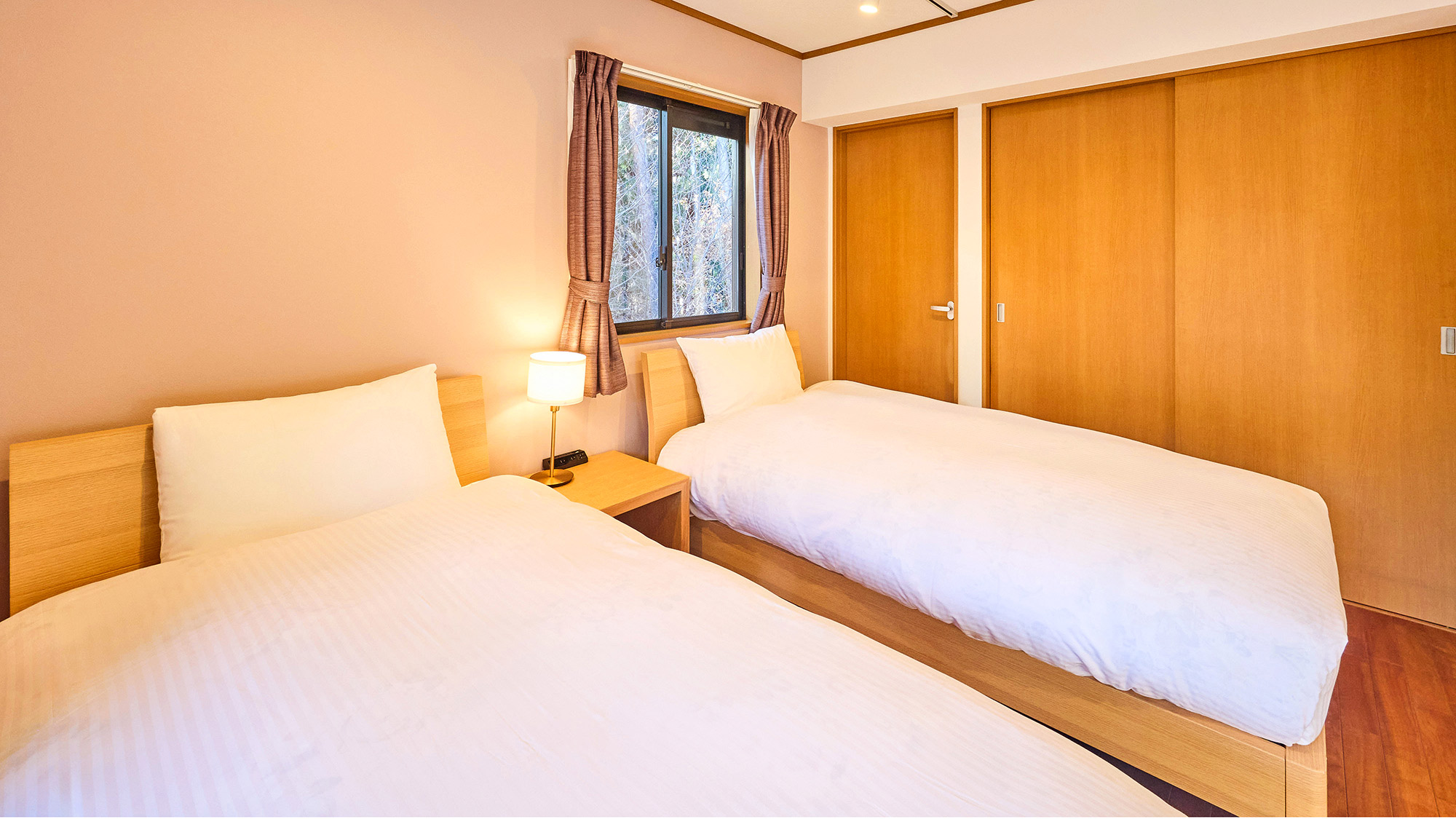 ・【ベッドルーム】落ち着いた雰囲気のお部屋で、リラックスしてお過ごしください