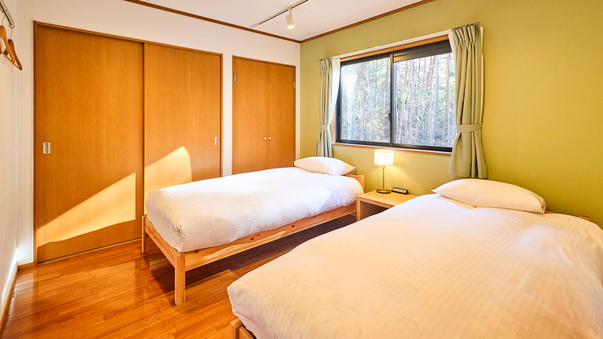 ・【ベッドルーム】自然を身近に感じる静かなお部屋で、上質な眠りをお楽しみください