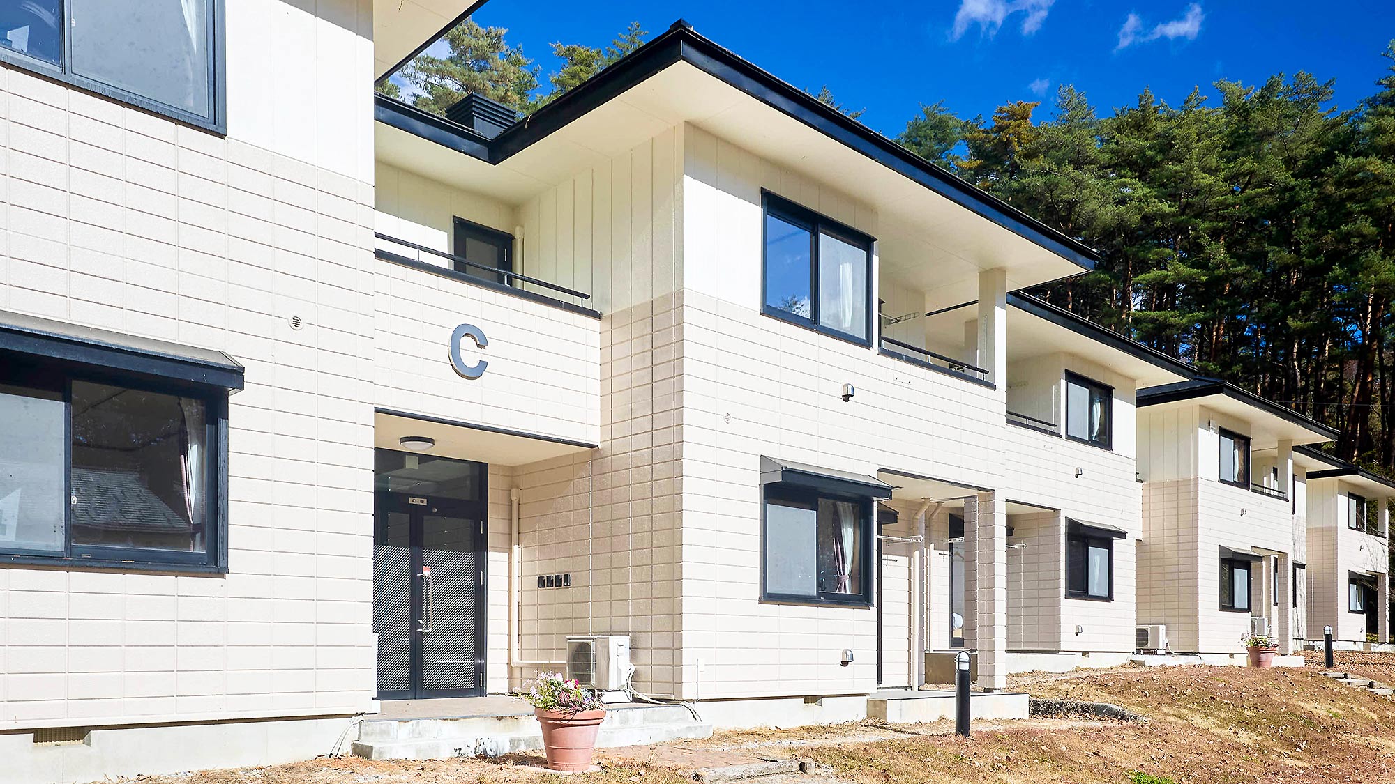 ・【外観】森の中にたたずむコンドミニアム。ご自宅のように快適にお過ごしいただけます