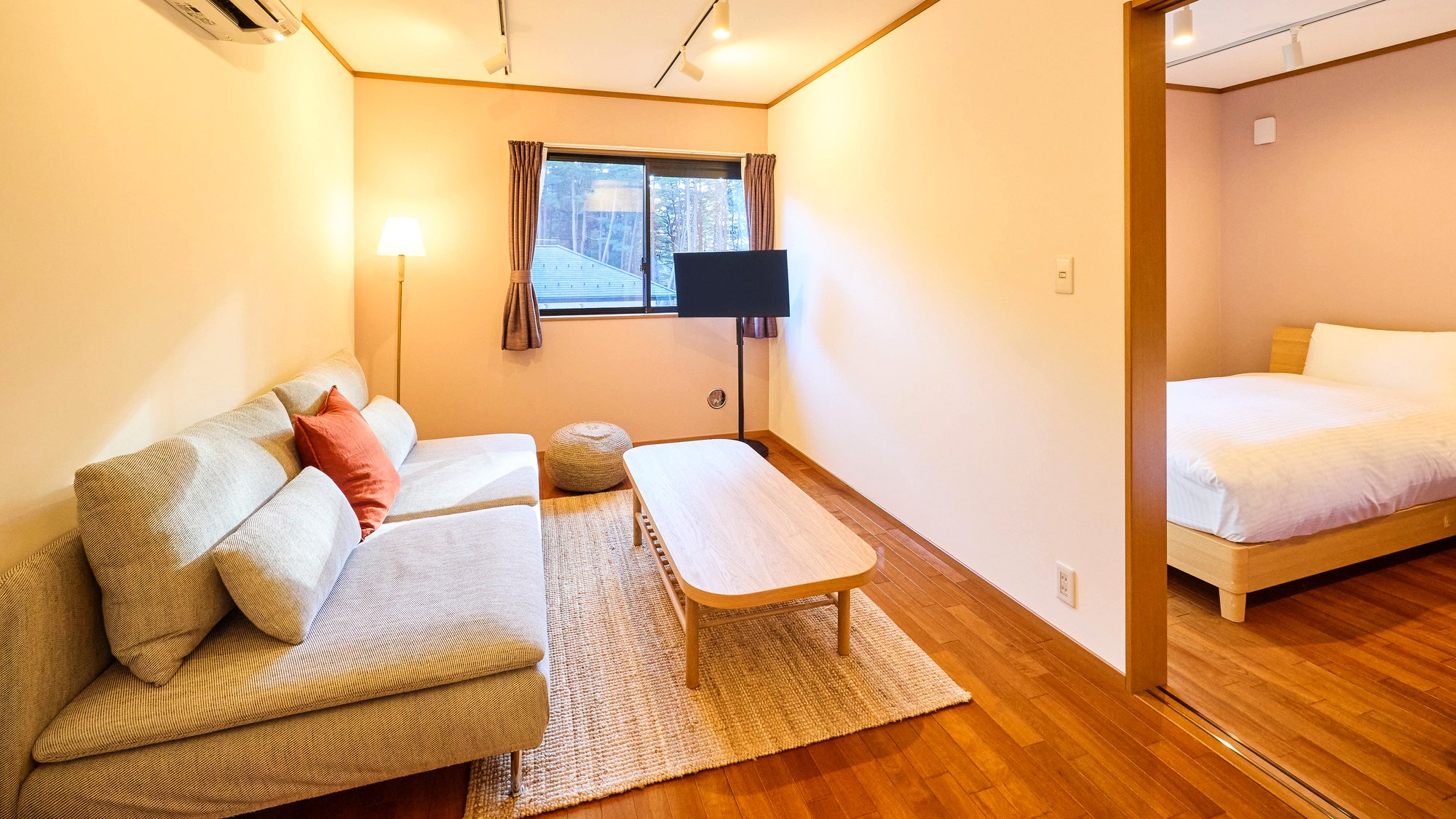 ・【リビング】自然光が差し込むお部屋で、ゆったりとした時間お過ごしください