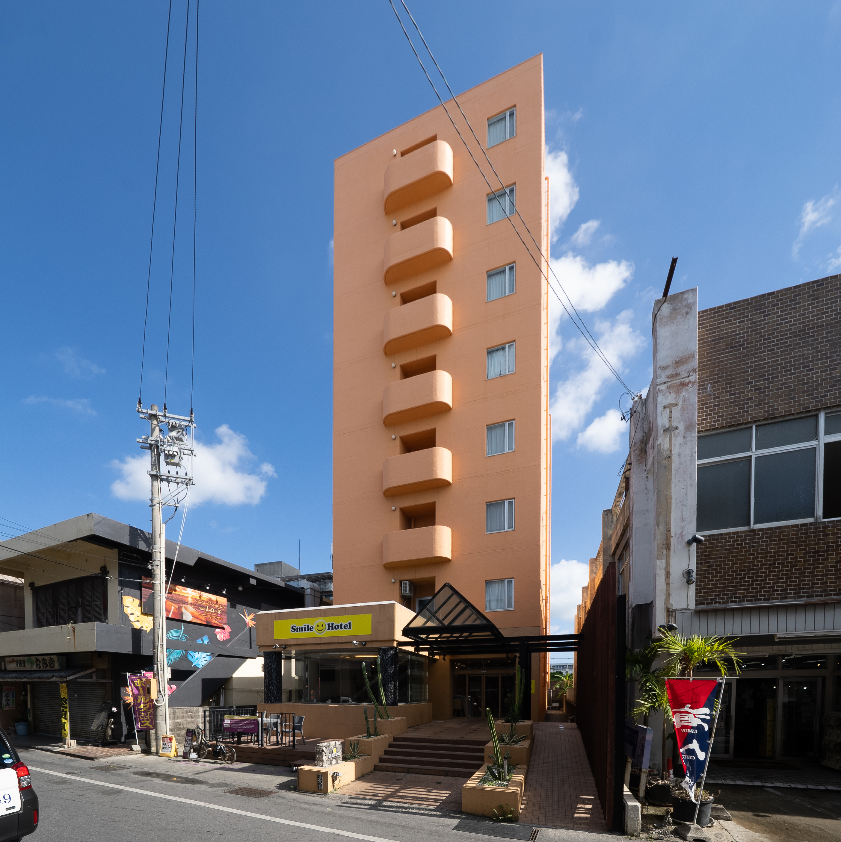 【ホテル本館全景】