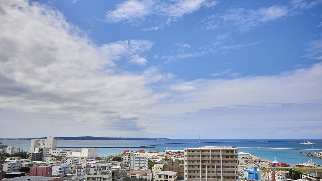 宮古島のホテル屋上テラスから見渡す昼間の景色は、まさに南国の楽園そのものです。  目の前には広大なエメラルドグリーンの海がどこまでも広がり、太陽の光を受けて水面がキラキラと輝いています。