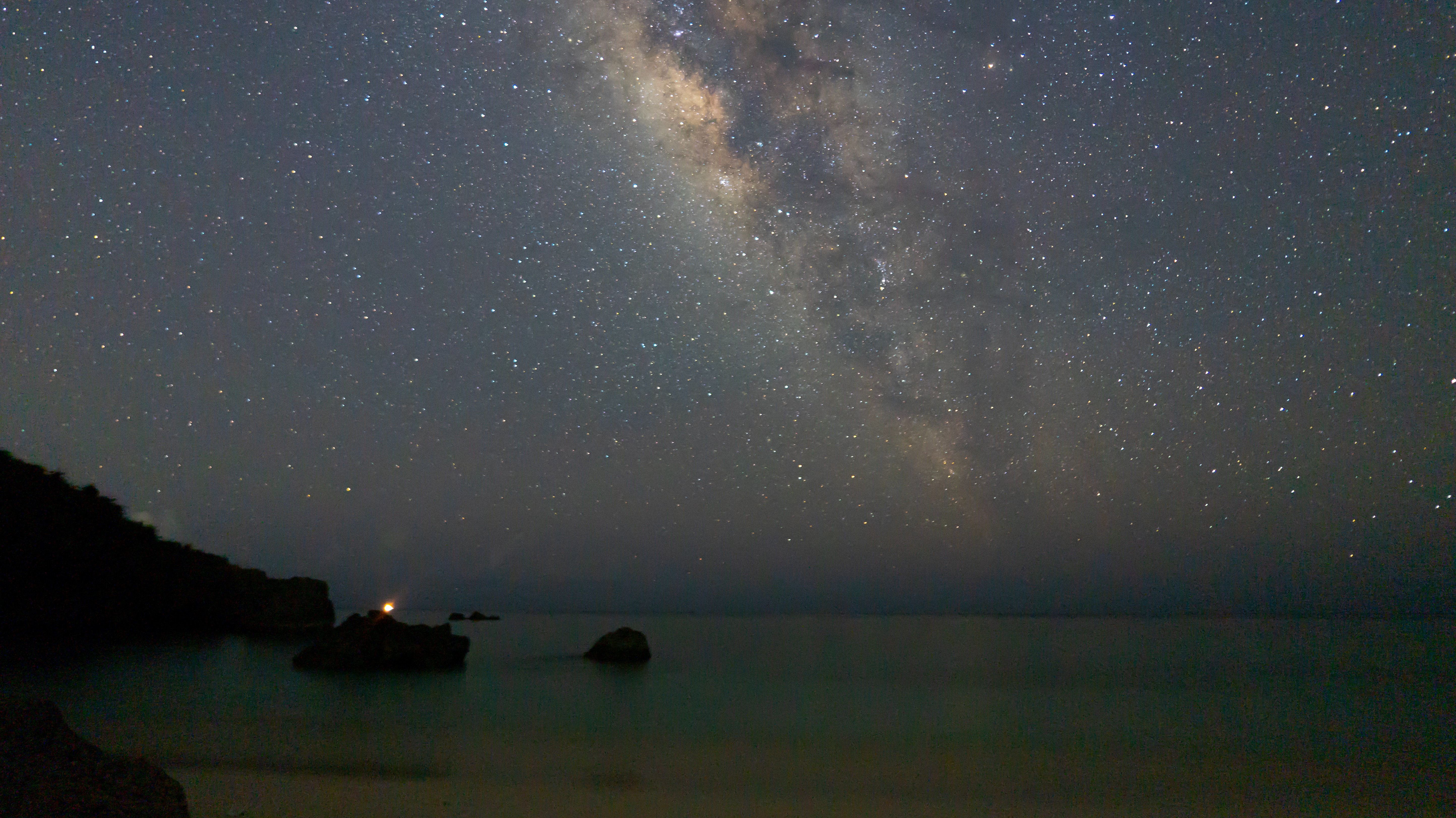 宮古島の夜景は、静寂の中に広がる幻想的な光景です。夜になると、エメラルドグリーンの海は漆黒へと変わり、波の音が心地よいBGMとなります。