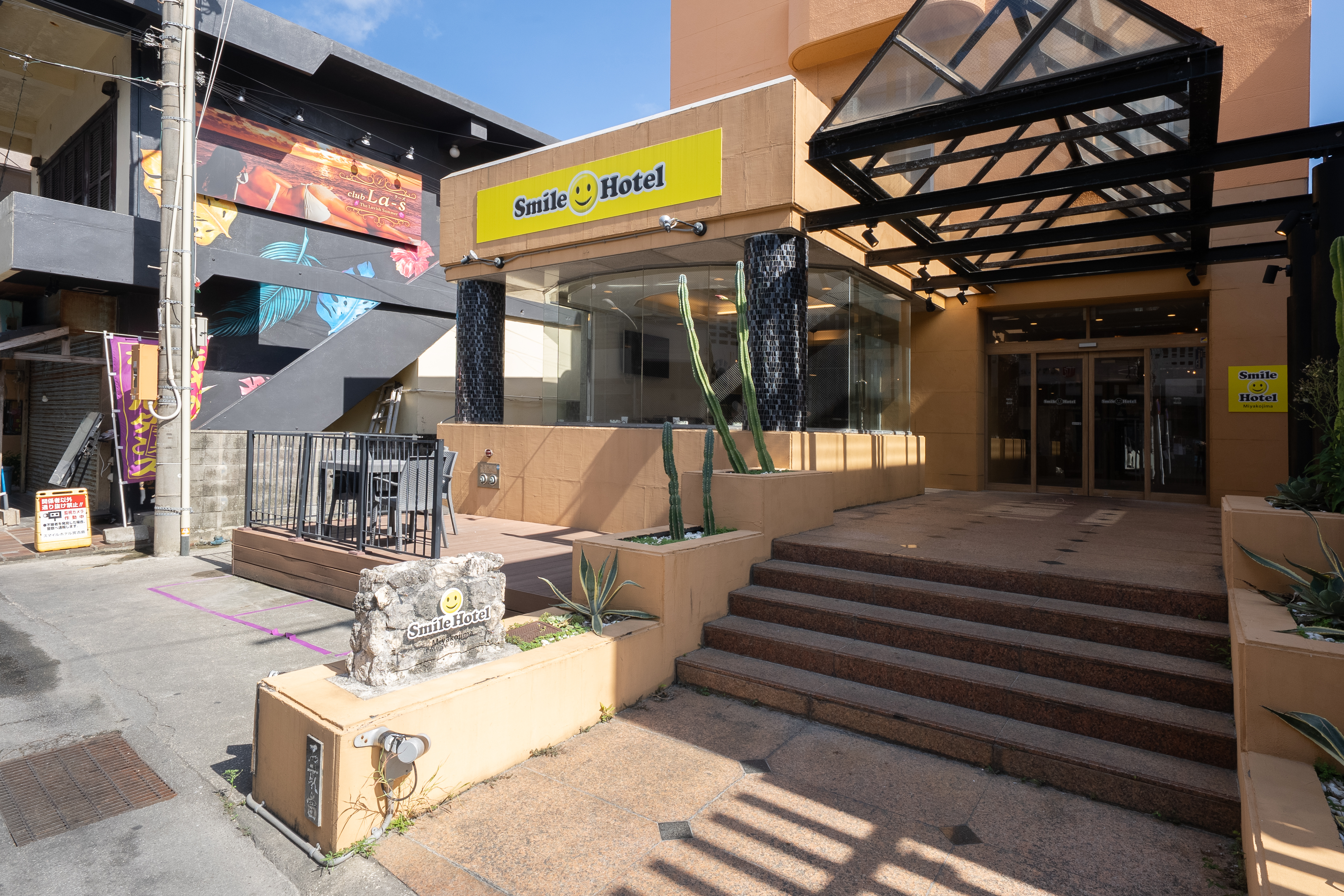 【ホテル正面エントランス】