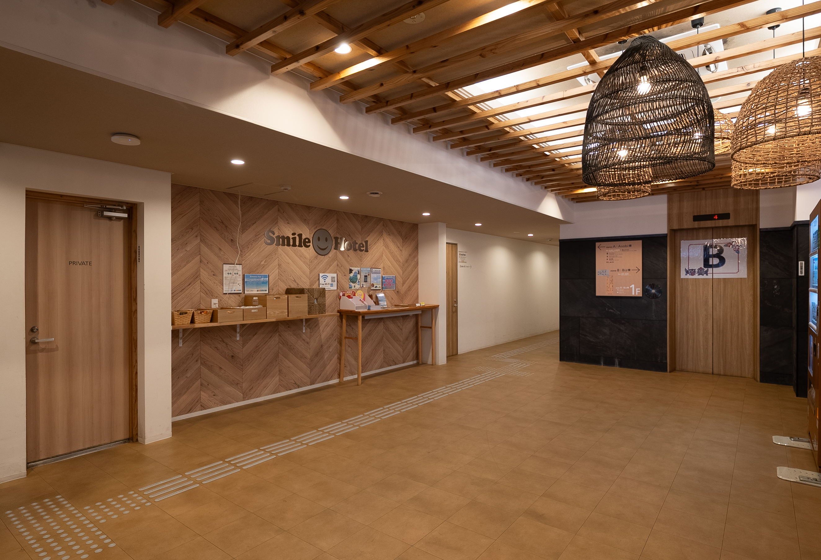 【館内ロビー】