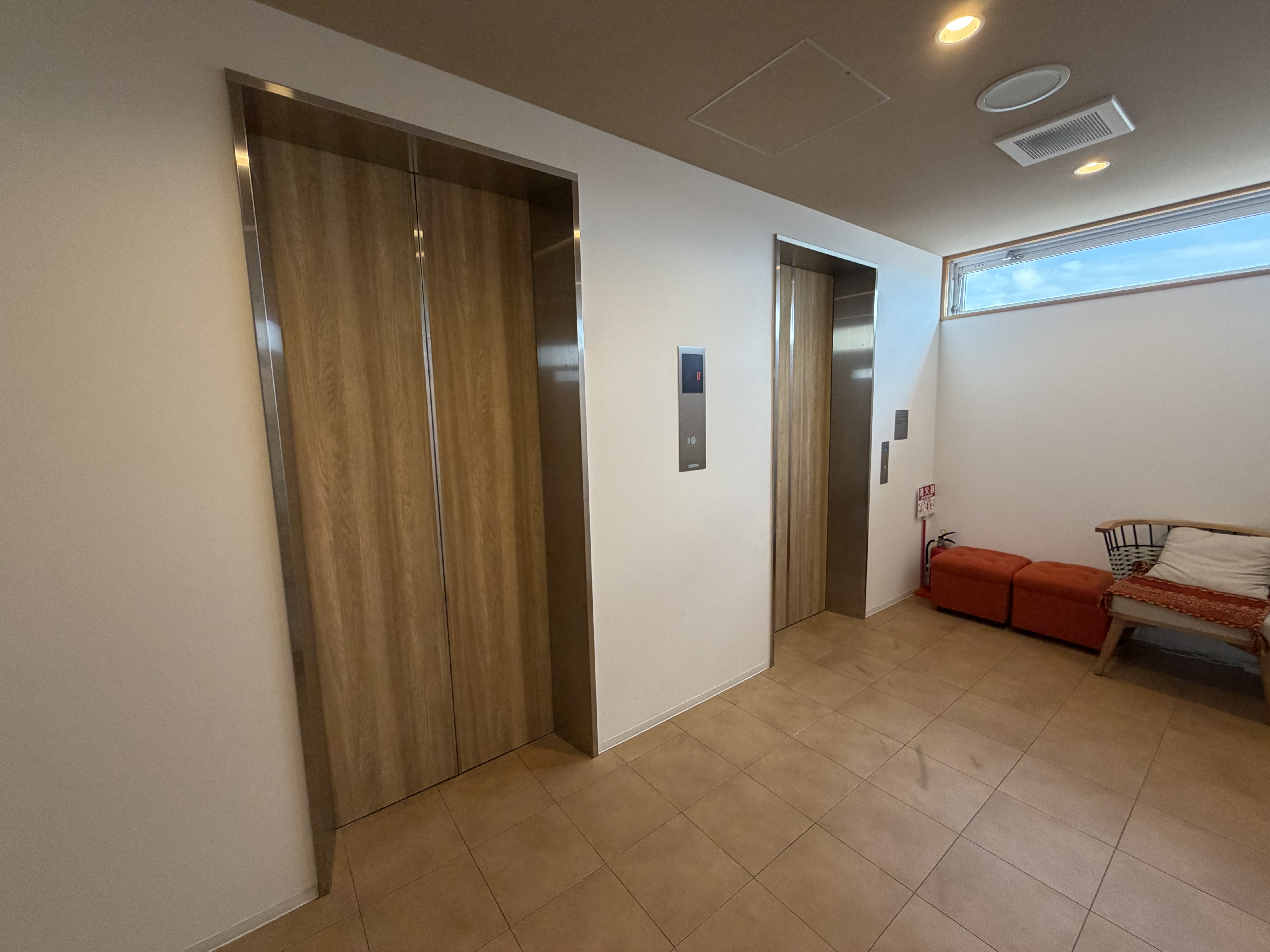 【新館各階エレベータ前】