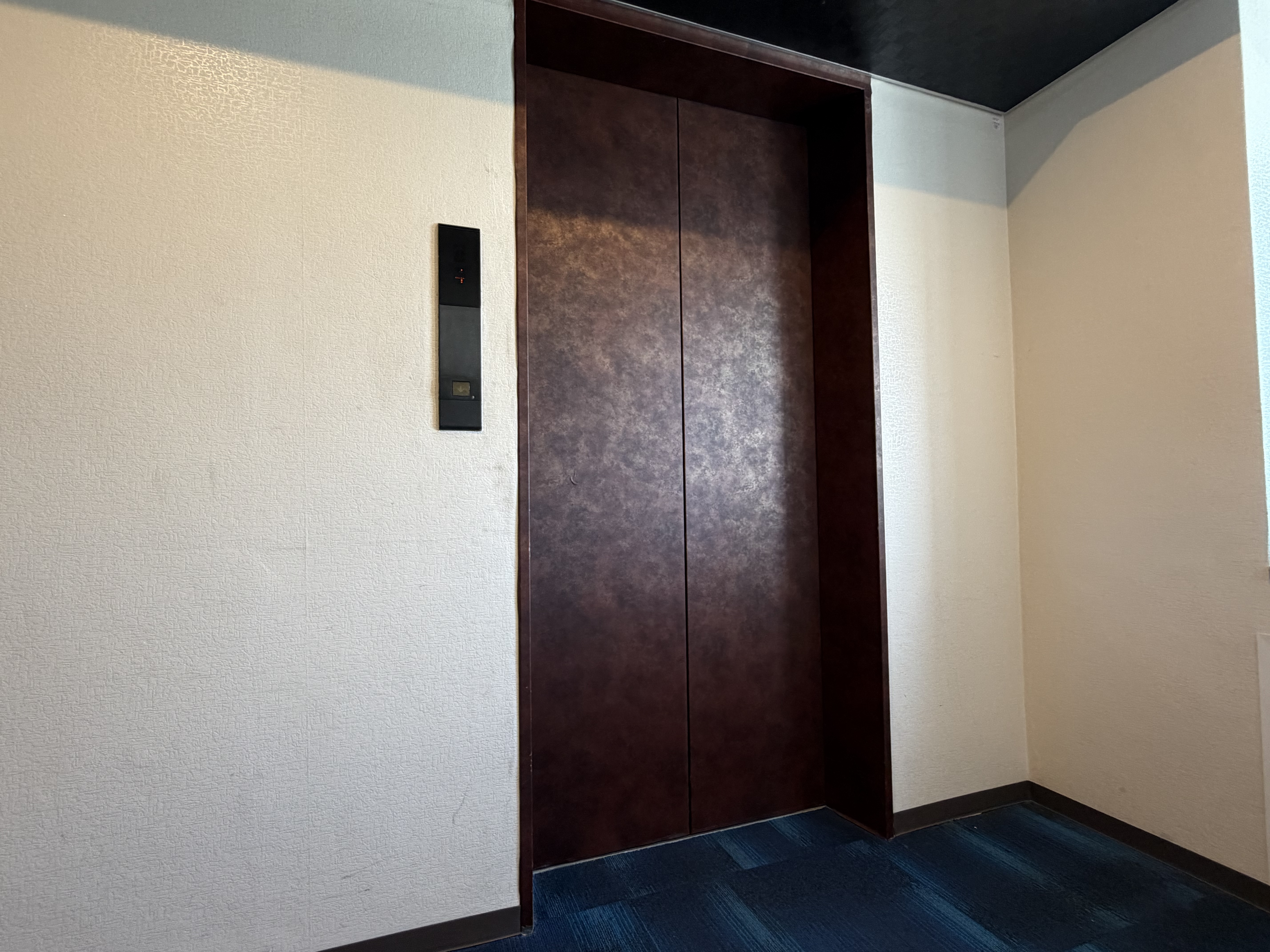 【本館各階エレベータ前】