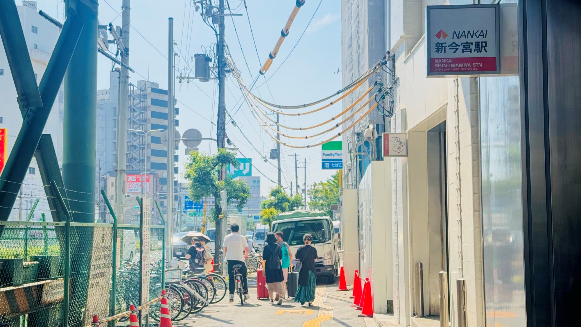 南海新今宮駅南出口を出て右側に進みください。