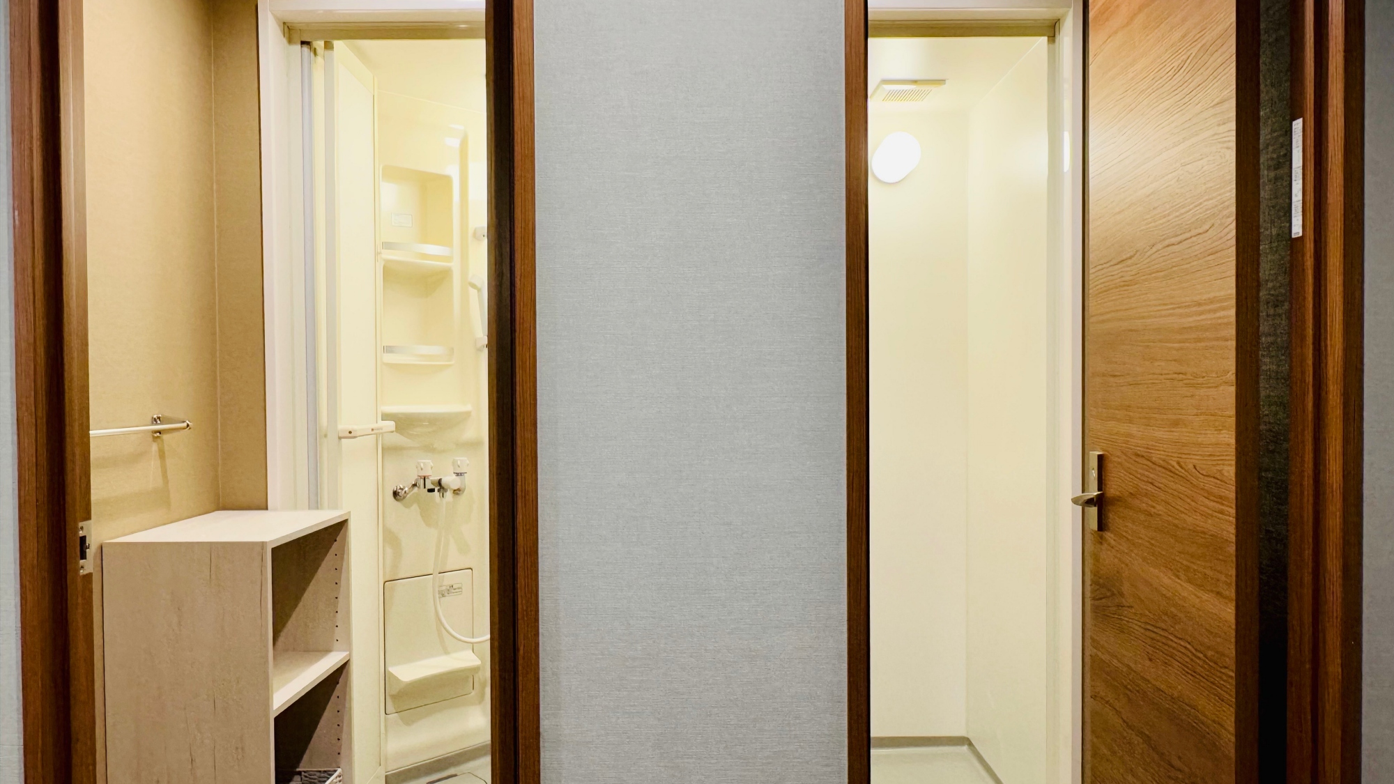 【ファミリールーム】シャワーブースは２つあります。※バスはありません。