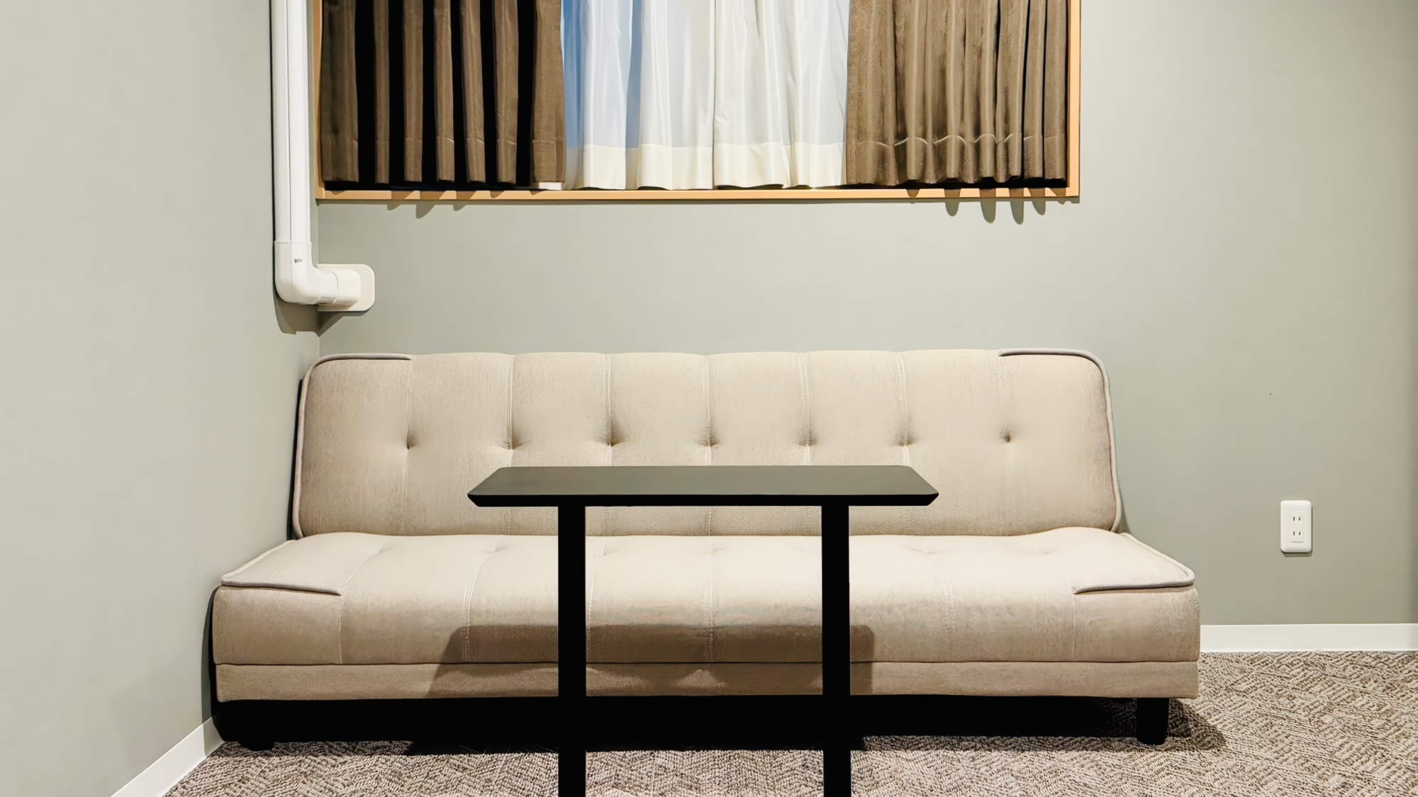 【スーペリア・クアッドルーム】お部屋にソファーもございます。