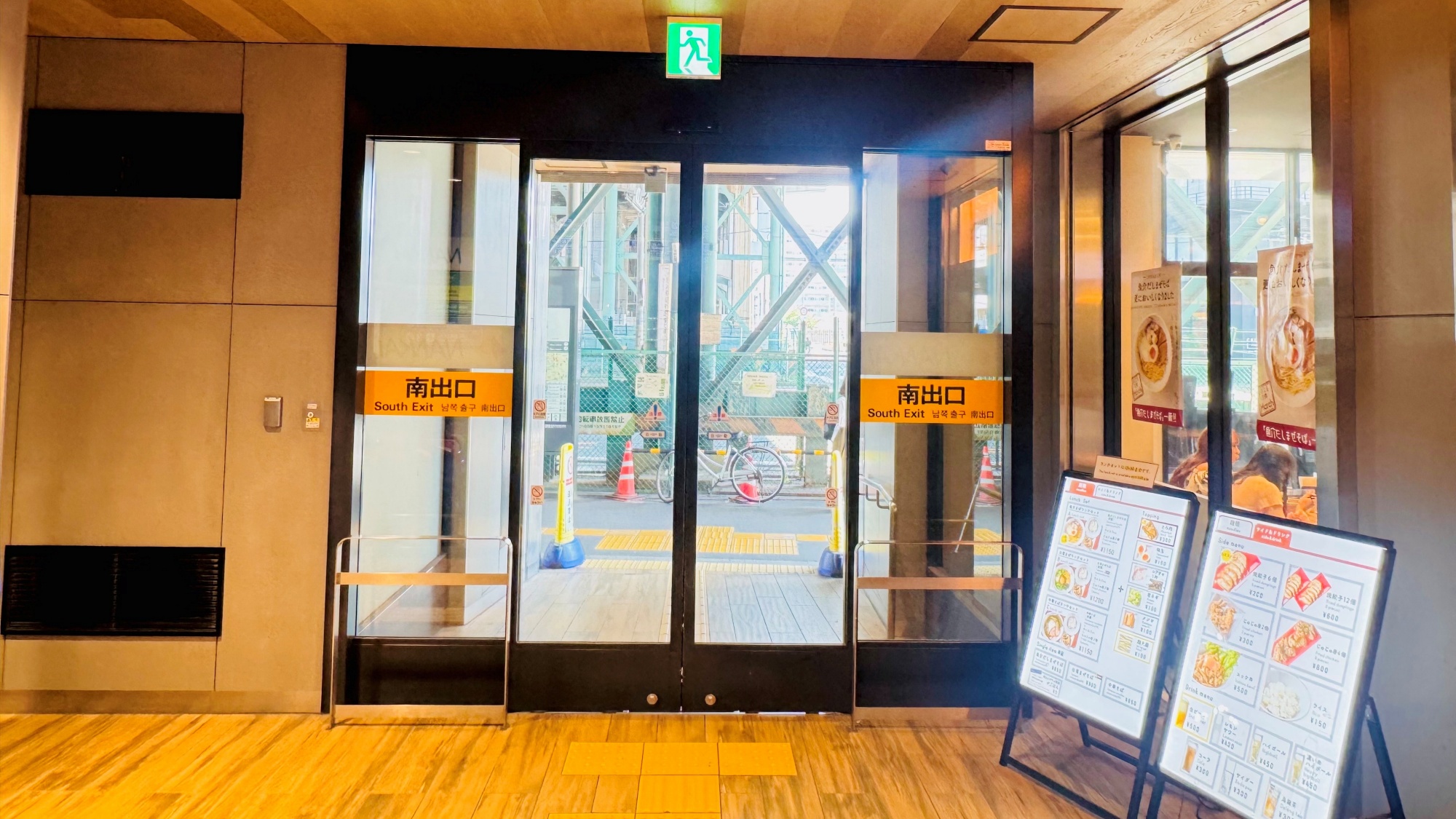 南海新今宮駅では南出口が近いです。