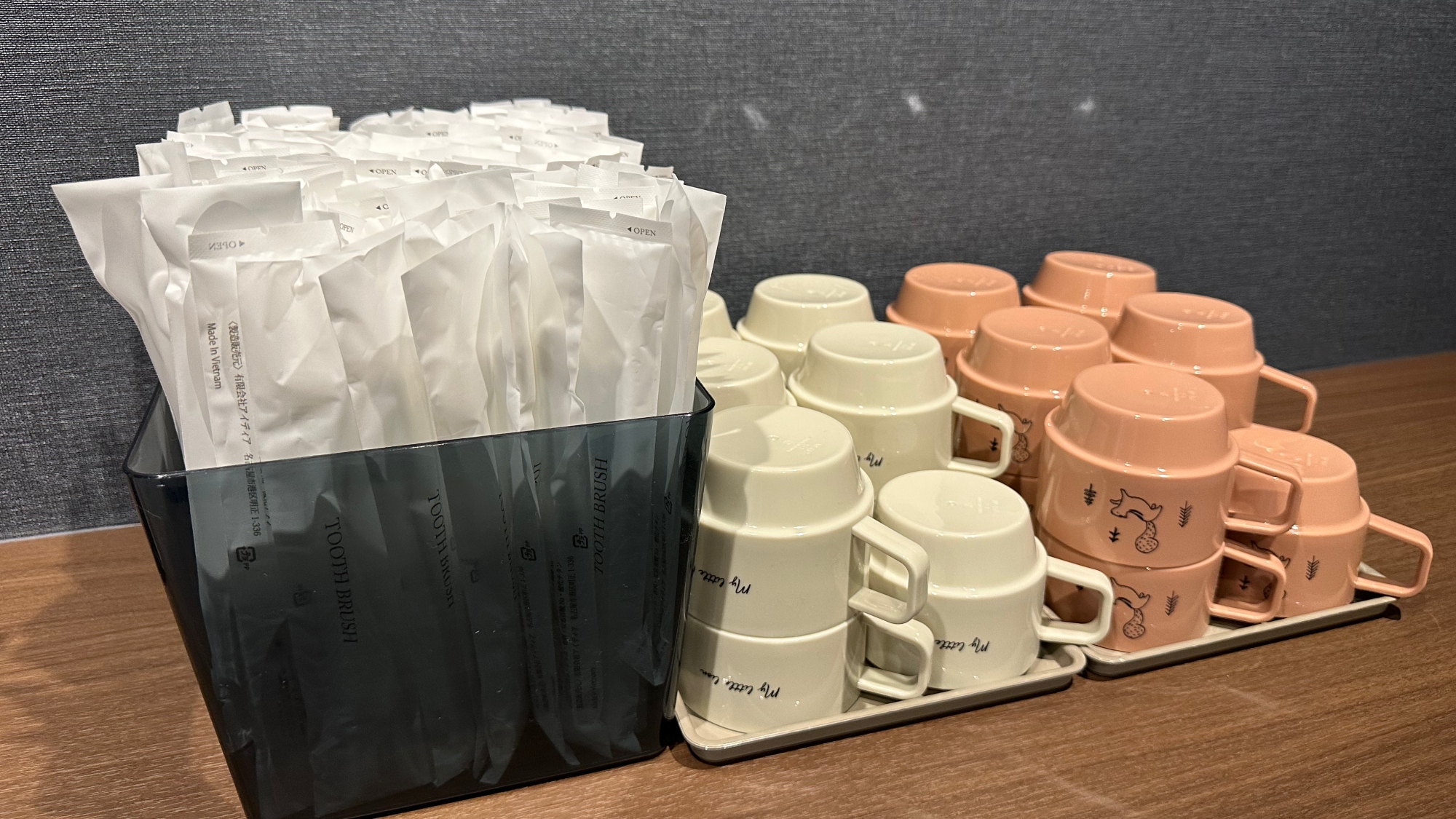 歯ブラシ、コップは各階の廊下にあります。