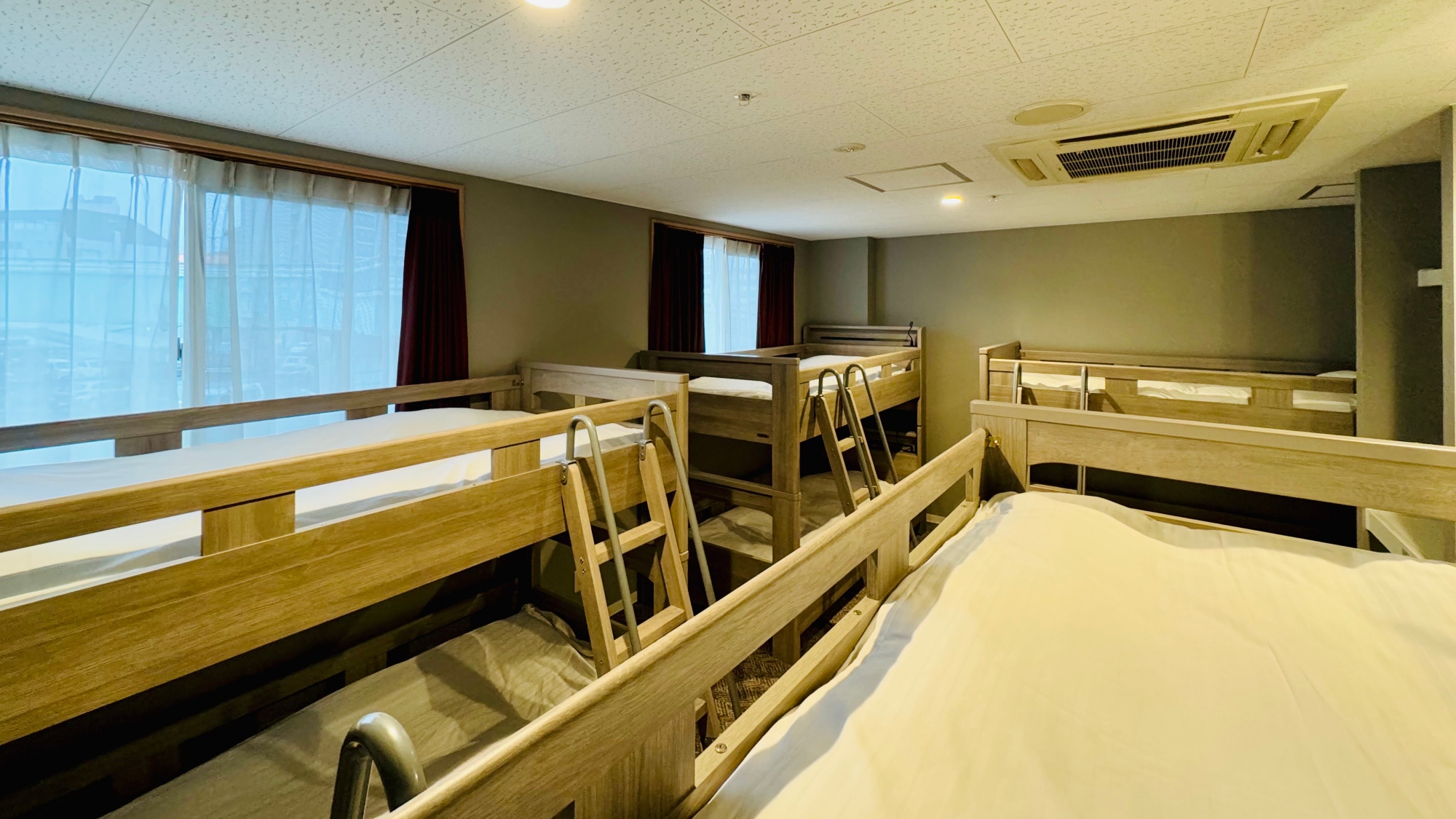 【ファミリールーム】二段ベッド4台で合計8名までご宿泊可能です。