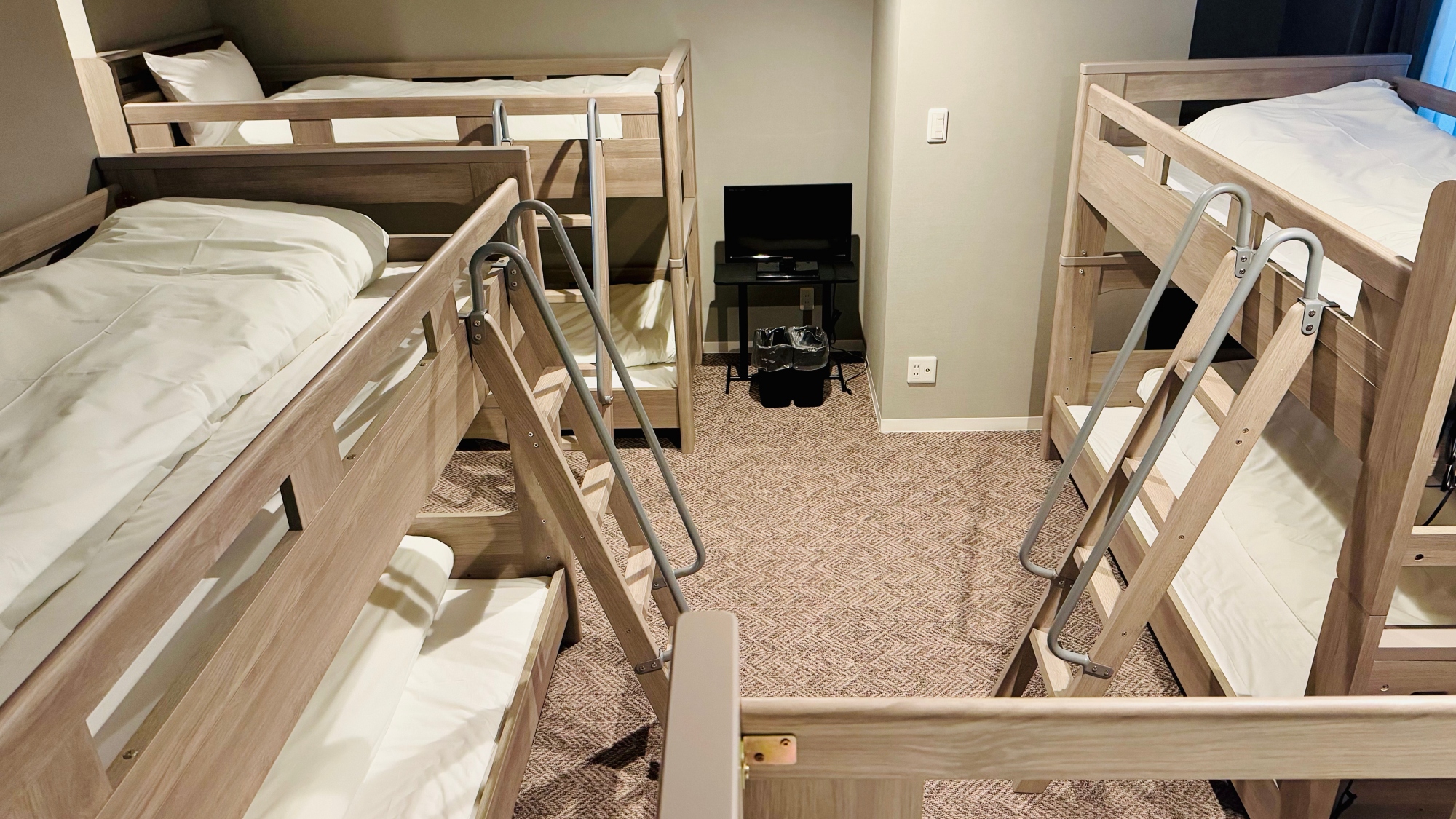 【ファミリールーム】二段ベッド4台で合計8名までご宿泊可能です。
