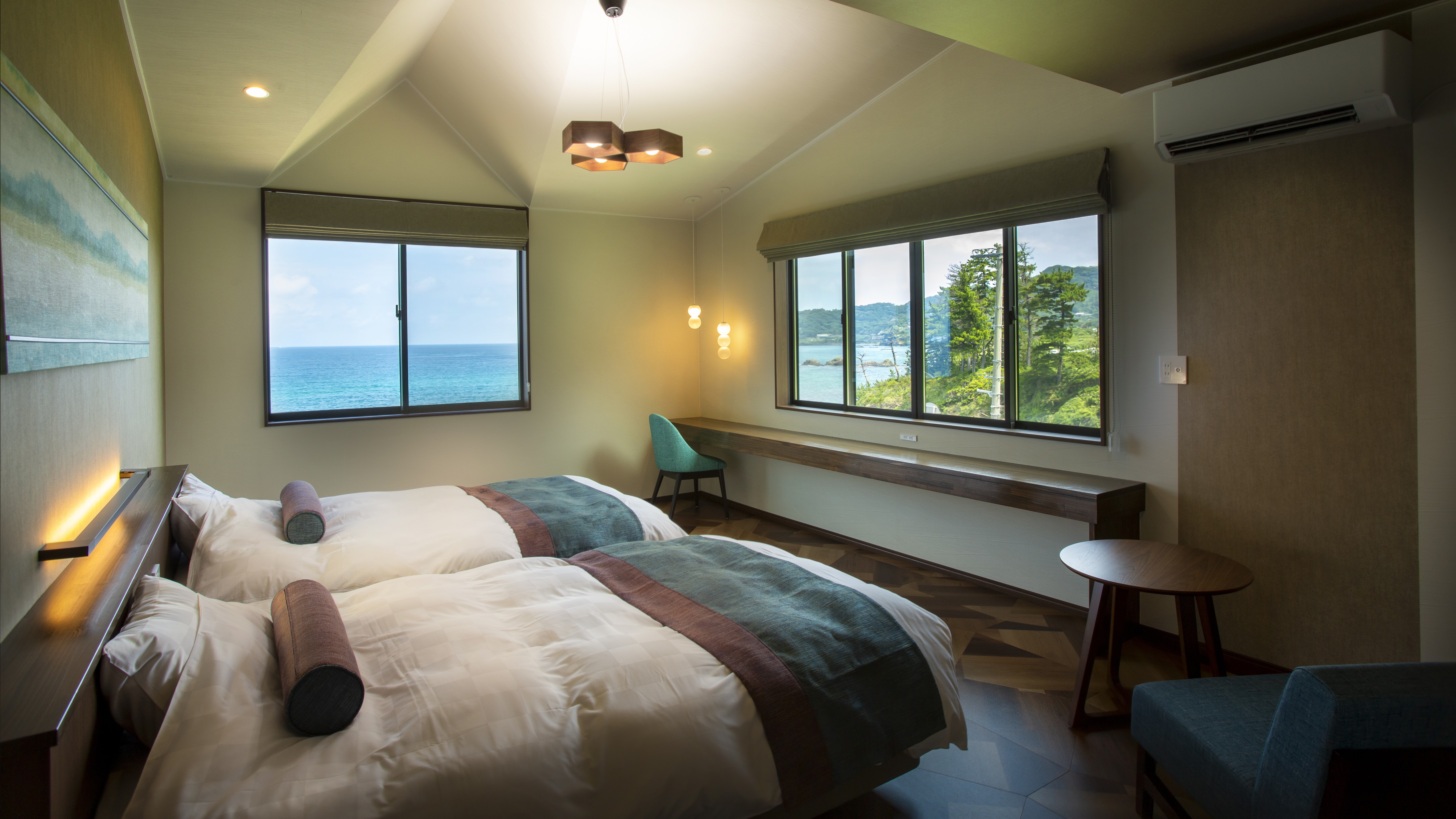 【客室・2階東側客室2】セミダブルのシモンズベットが２台、大きな窓からは雄大な日本海の絶景を一望。
