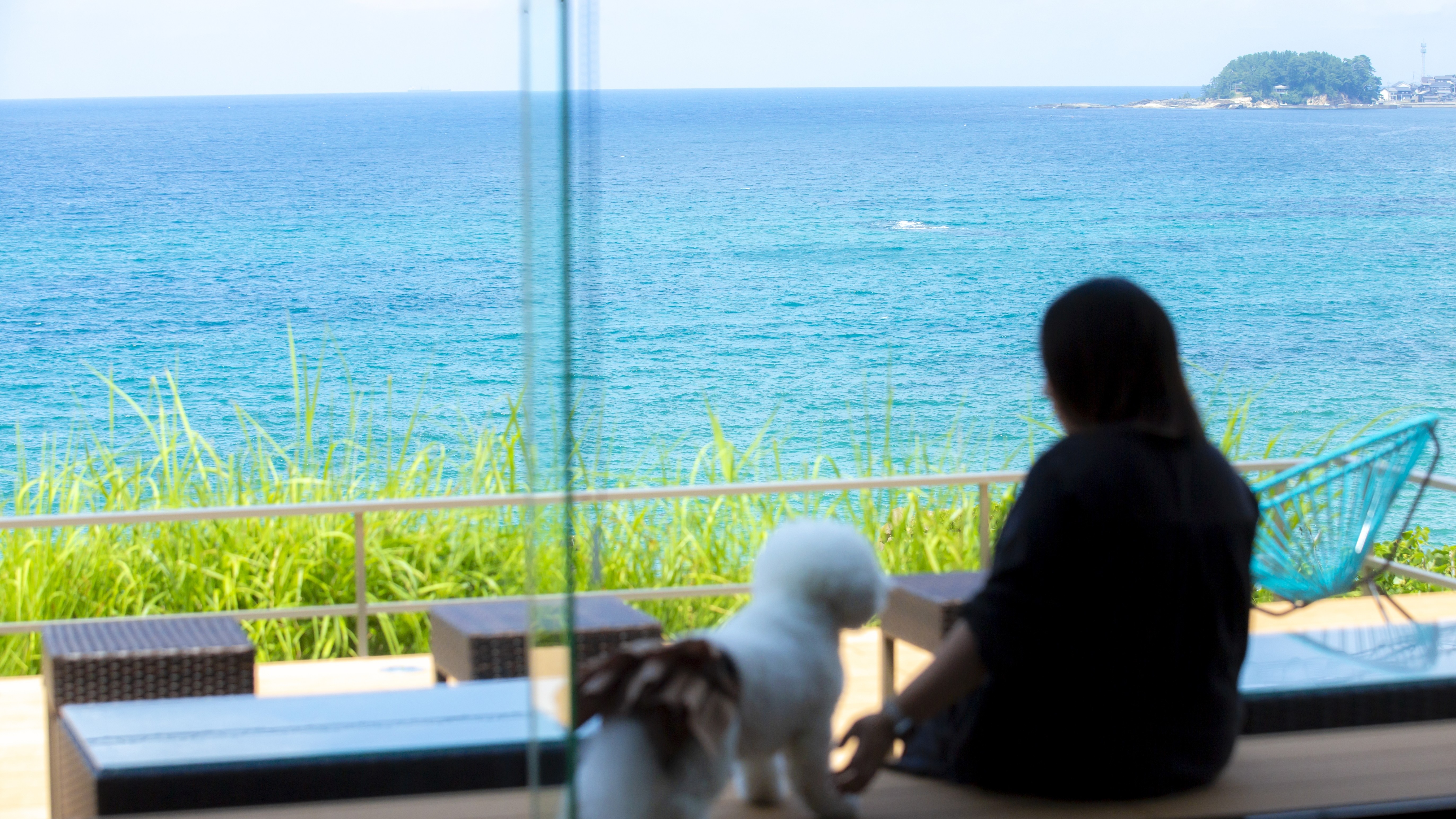 【テラス】テラスからは、愛犬と一緒に日本海の絶景を望む。