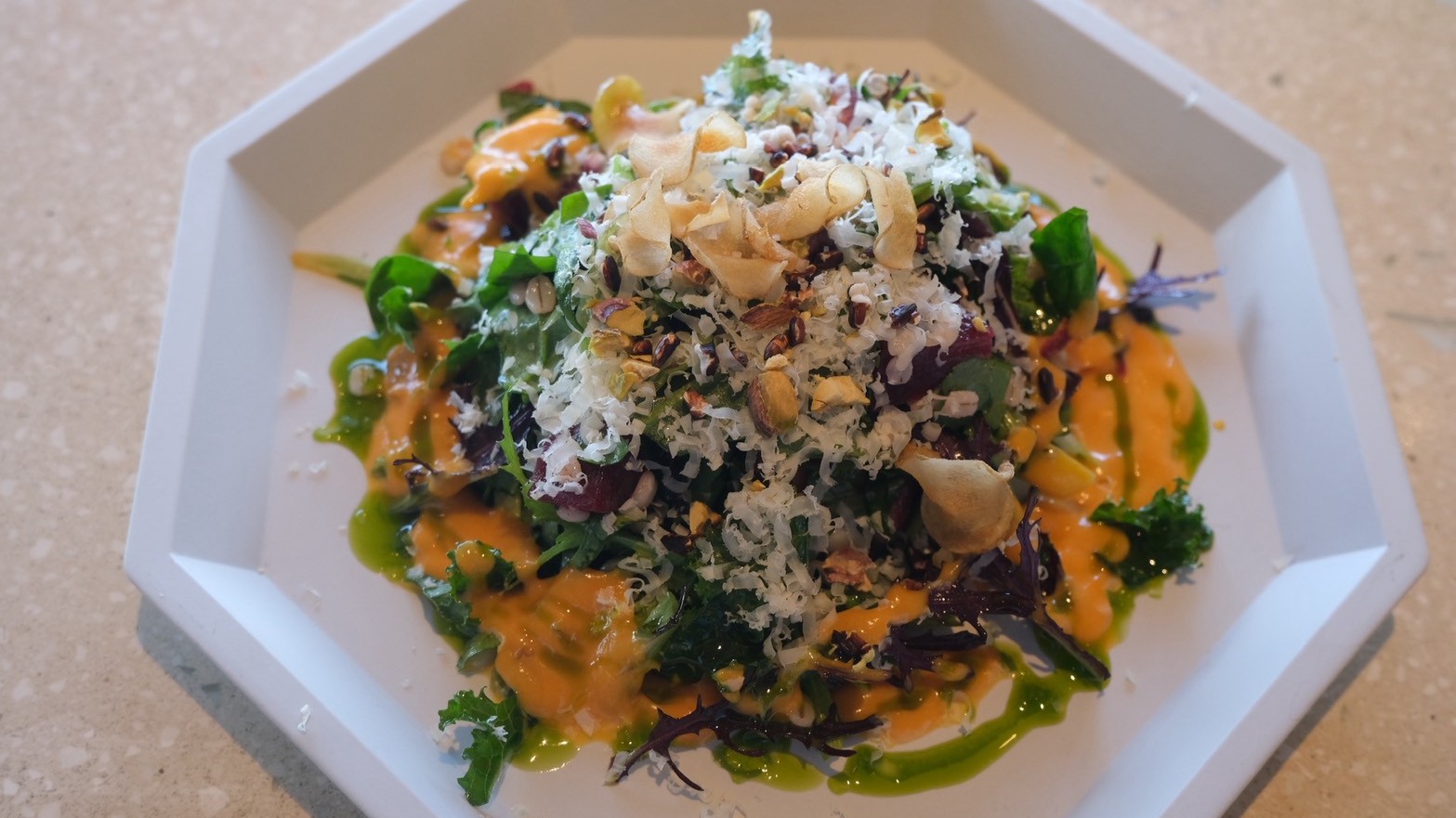 【お料理】丹後の名店「raw」で絶品料理を味わう。サラダは自ら収穫した地元野菜です。